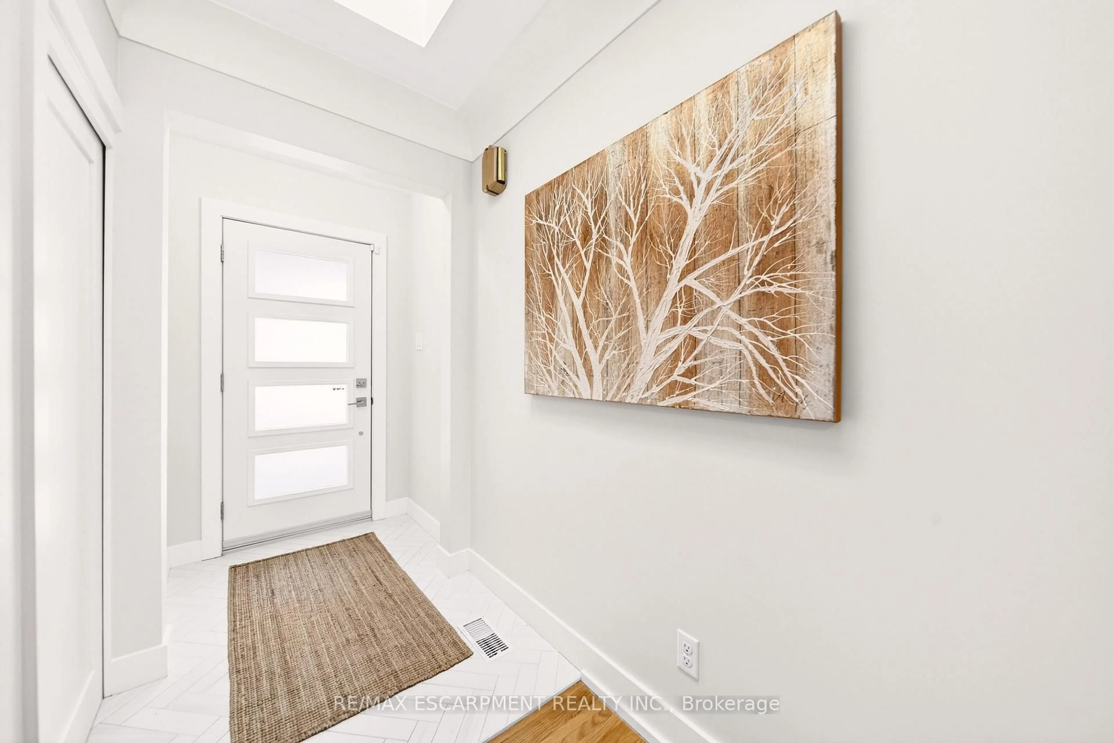 Indoor entryway for 21 Victoria St, Hamilton Ontario L0R 2H0