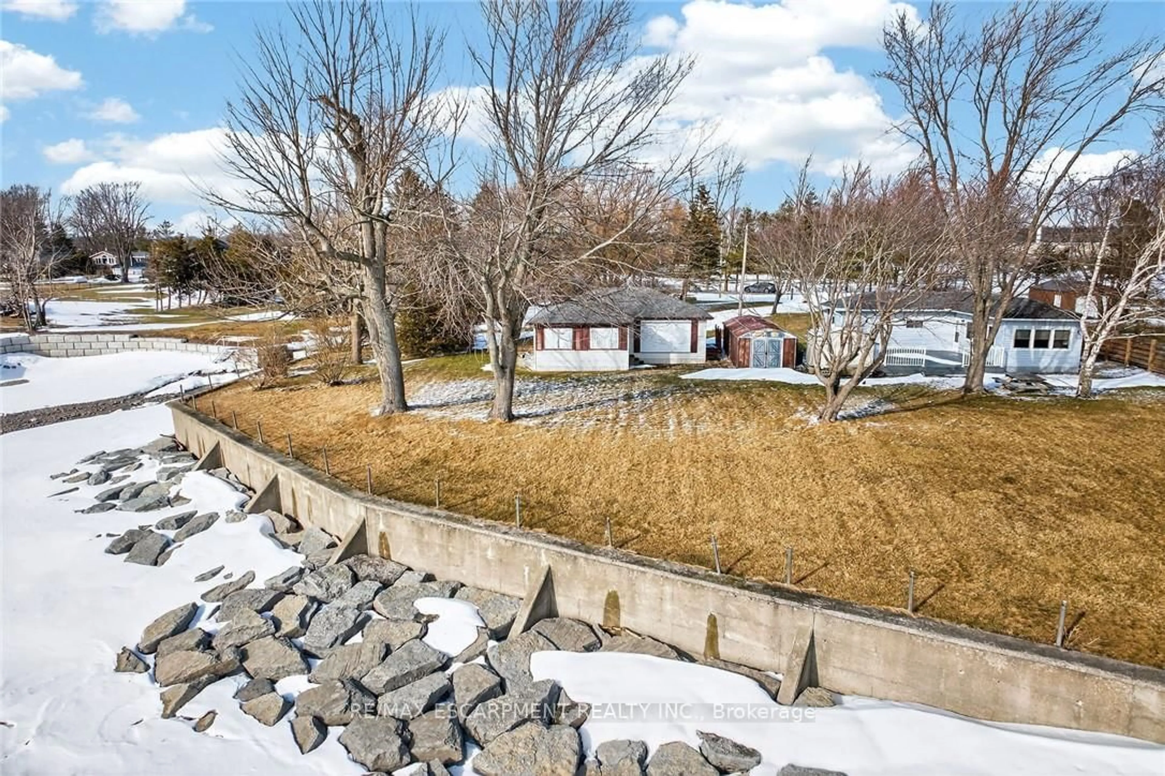 A pic from outside/outdoor area/front of a property/back of a property/a pic from drone, mountain view for 3076 Lakeshore Rd, Haldimand Ontario N1A 2W8