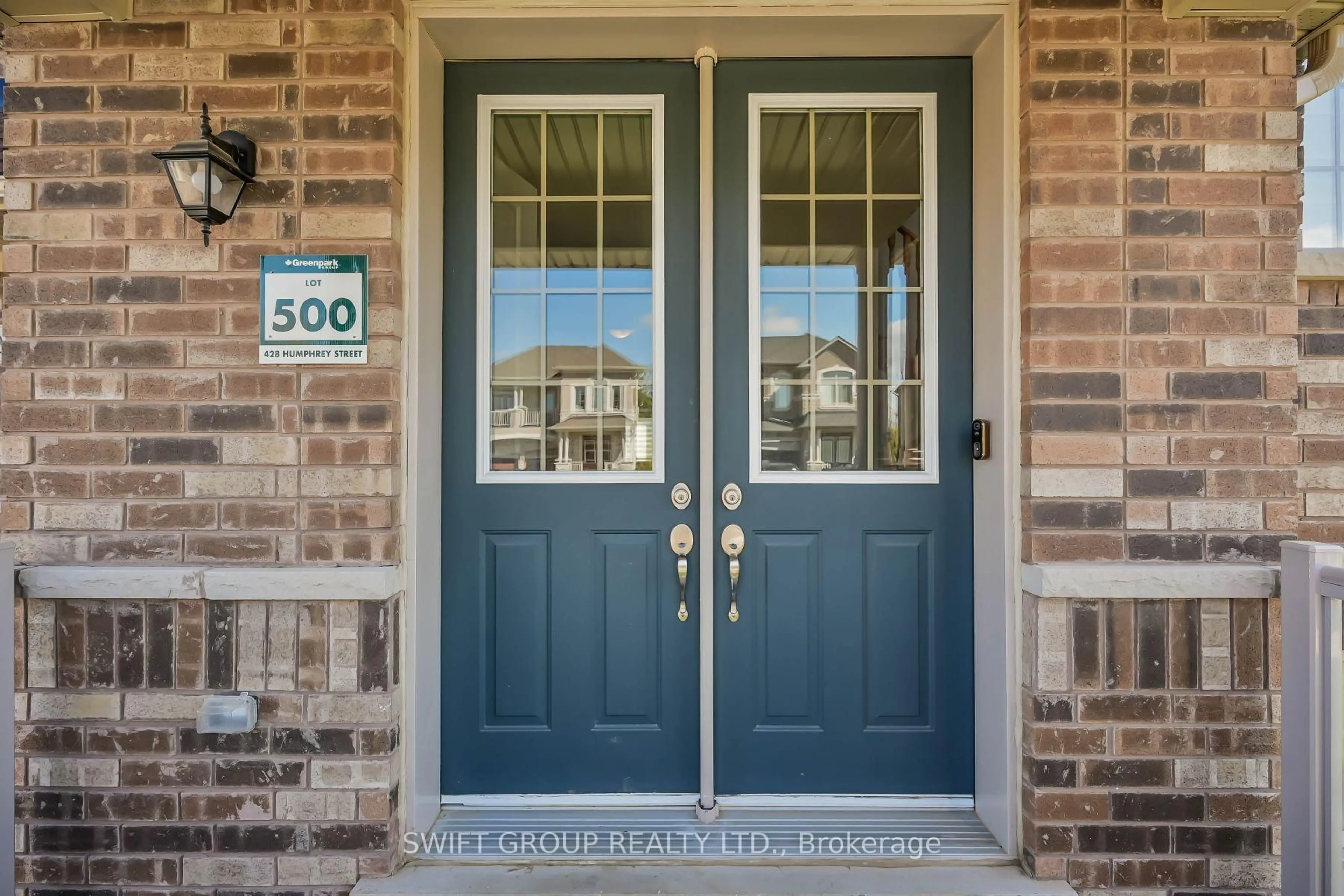 Indoor entryway for 428 Humphrey St, Hamilton Ontario L8B 1Z8