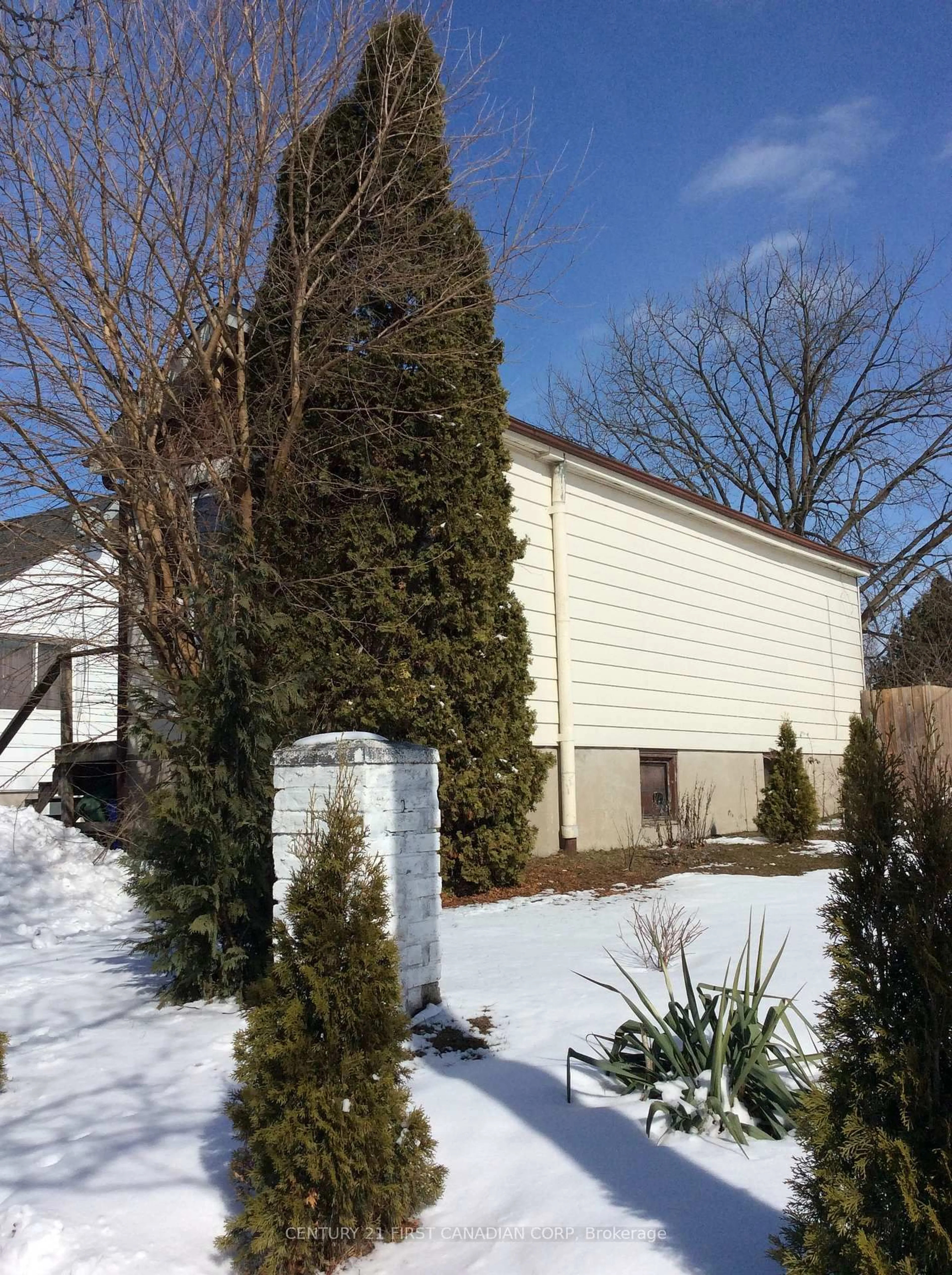 Home with vinyl exterior material, street for 72 Lyman St, London East Ontario N5Y 1M6