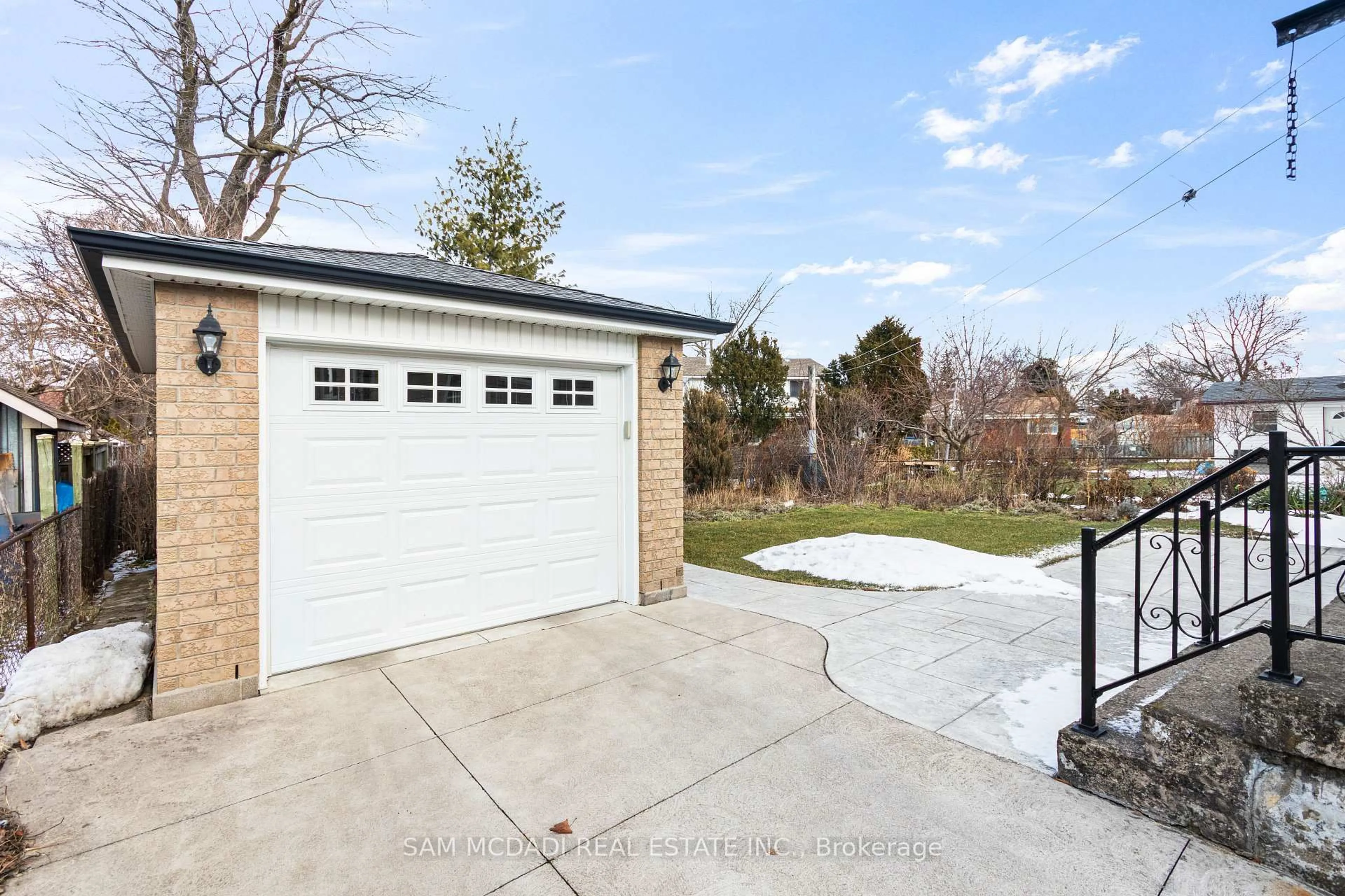 Indoor garage for 19 Secord Dr, Hamilton Ontario L8K 3W6