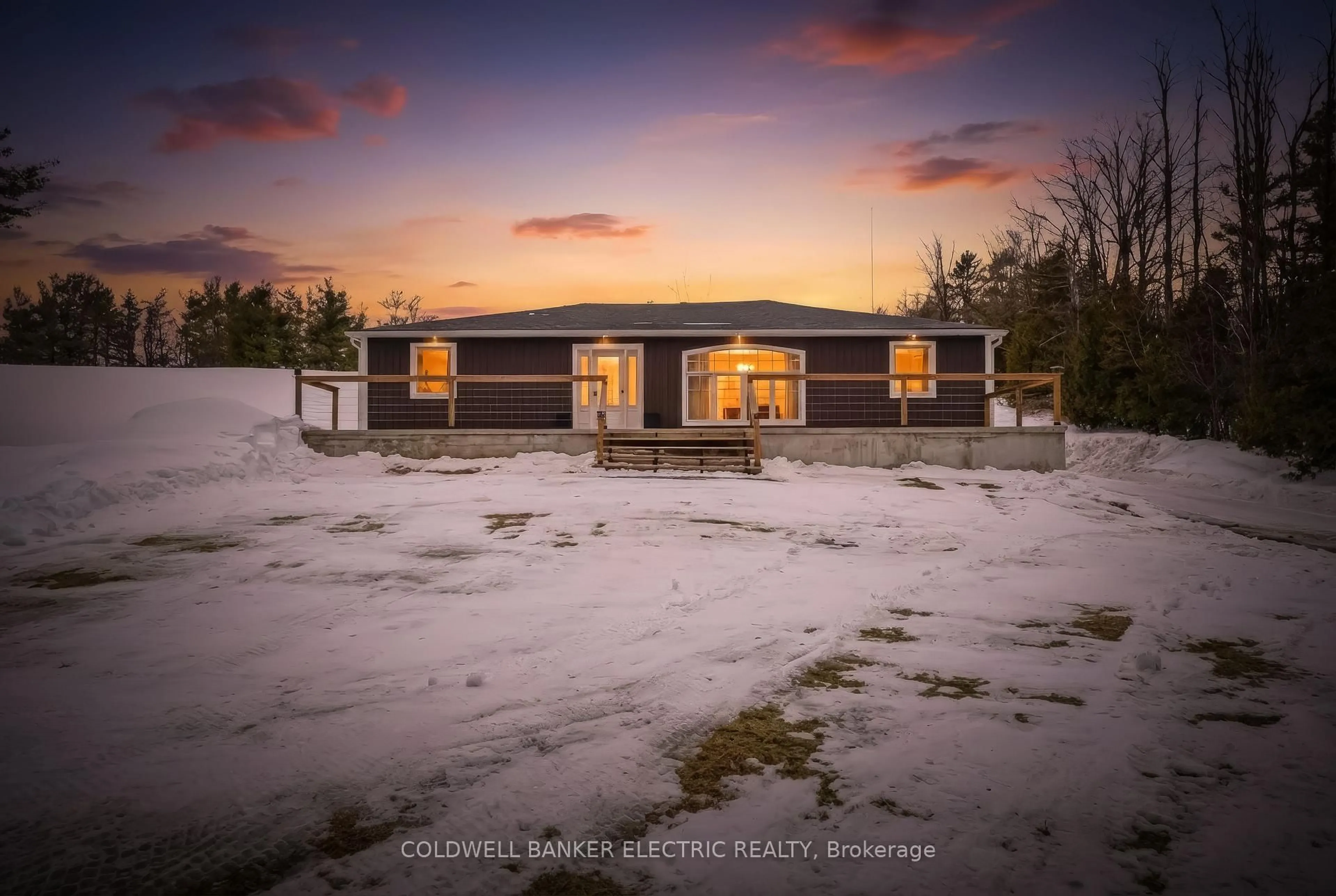 A pic from outside/outdoor area/front of a property/back of a property/a pic from drone, building for 5078 Oak Hills Rd, Hamilton Township Ontario K0L 1E0