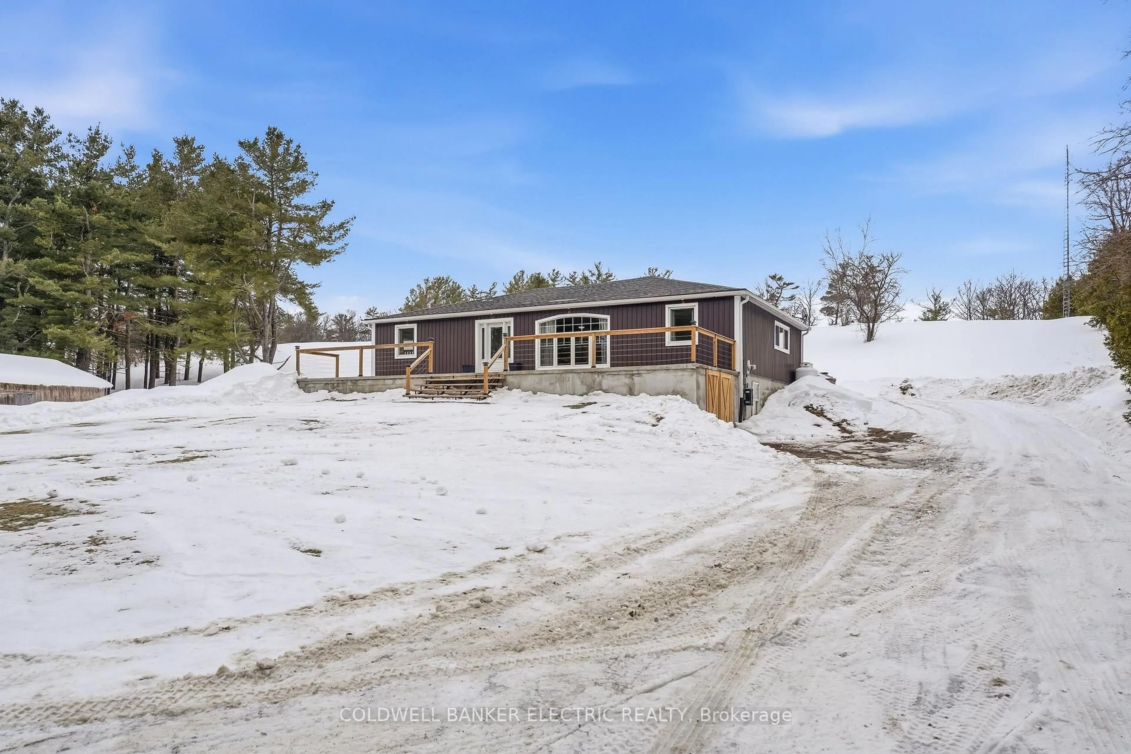 A pic from outside/outdoor area/front of a property/back of a property/a pic from drone, unknown for 5078 Oak Hills Rd, Hamilton Township Ontario K0L 1E0