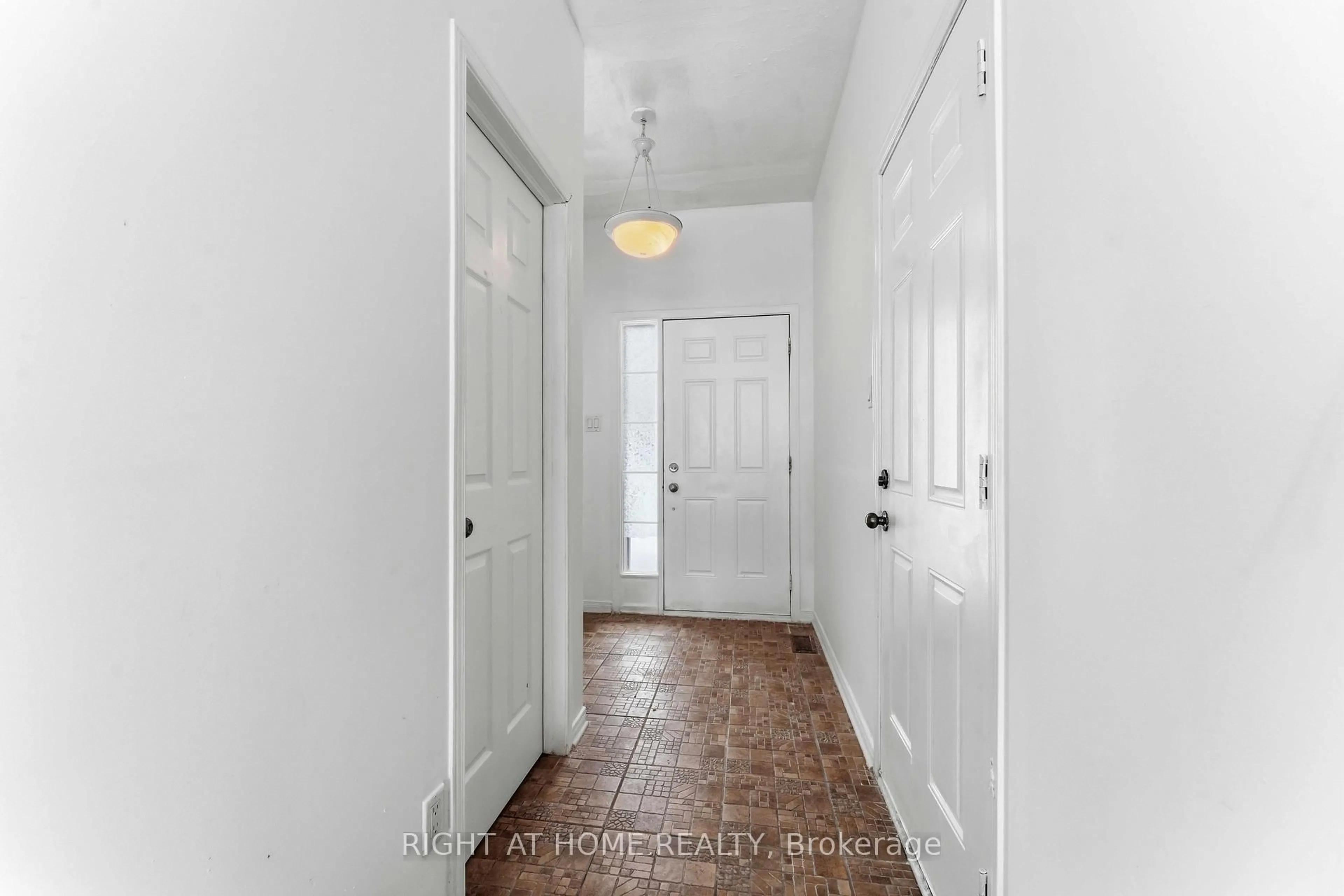 Indoor entryway for 994 Klondike Rd, Ottawa Ontario K2K 0C3