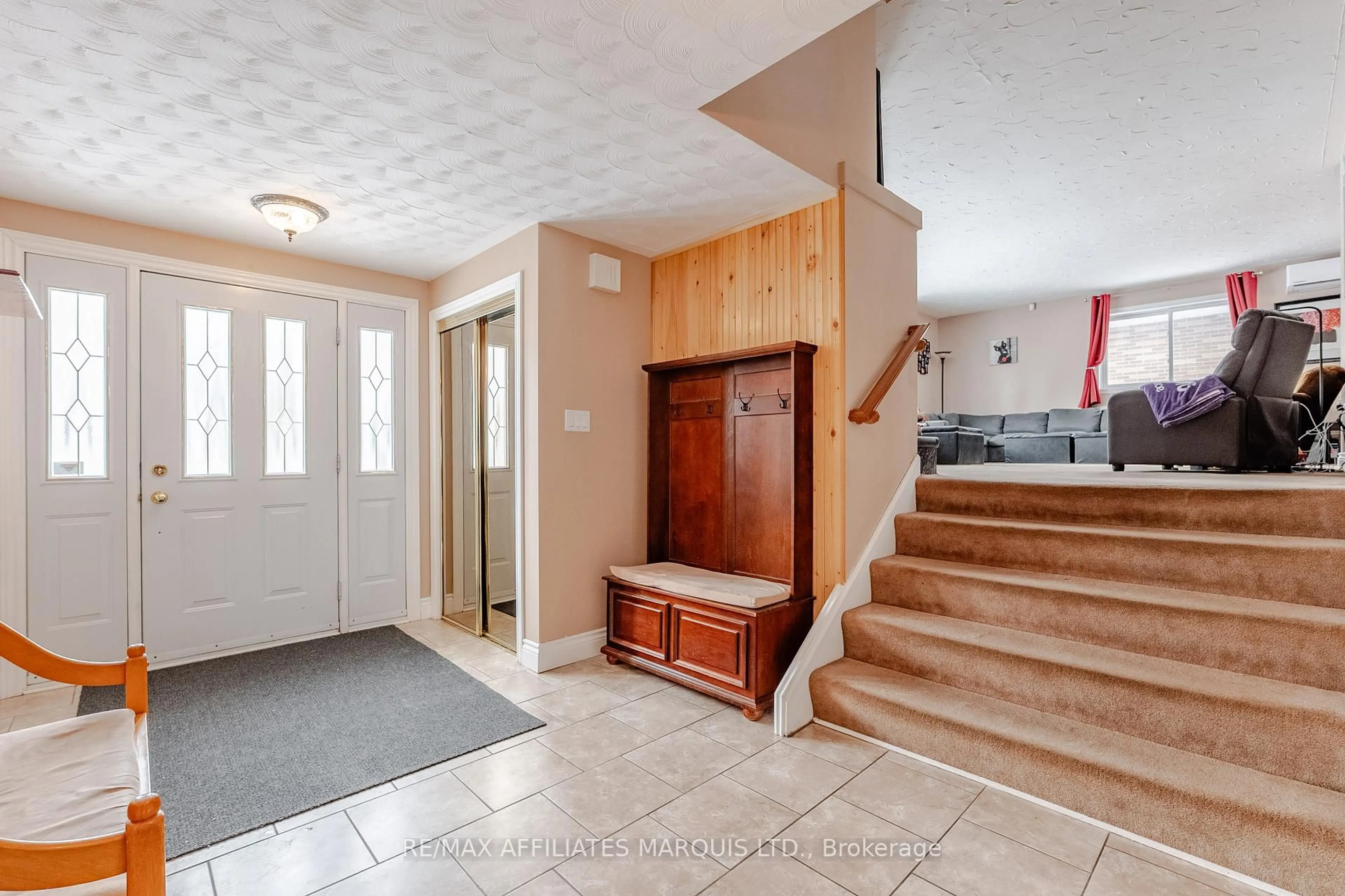 Indoor entryway for 219 Pescod Ave, Cornwall Ontario K6J 2H9