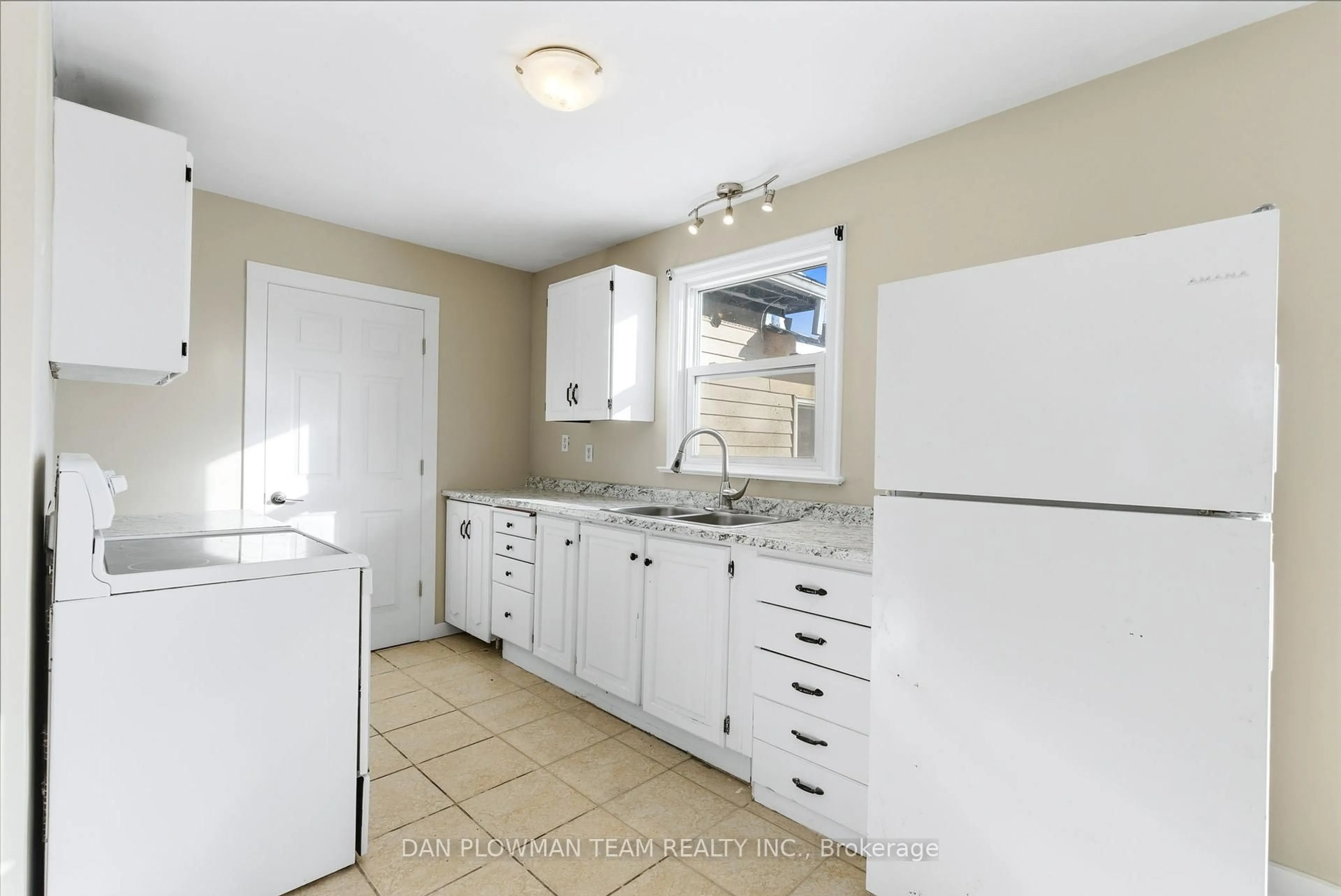 Standard kitchen, ceramic/tile floor for 121 Dorset St, Port Hope Ontario L1A 0A9