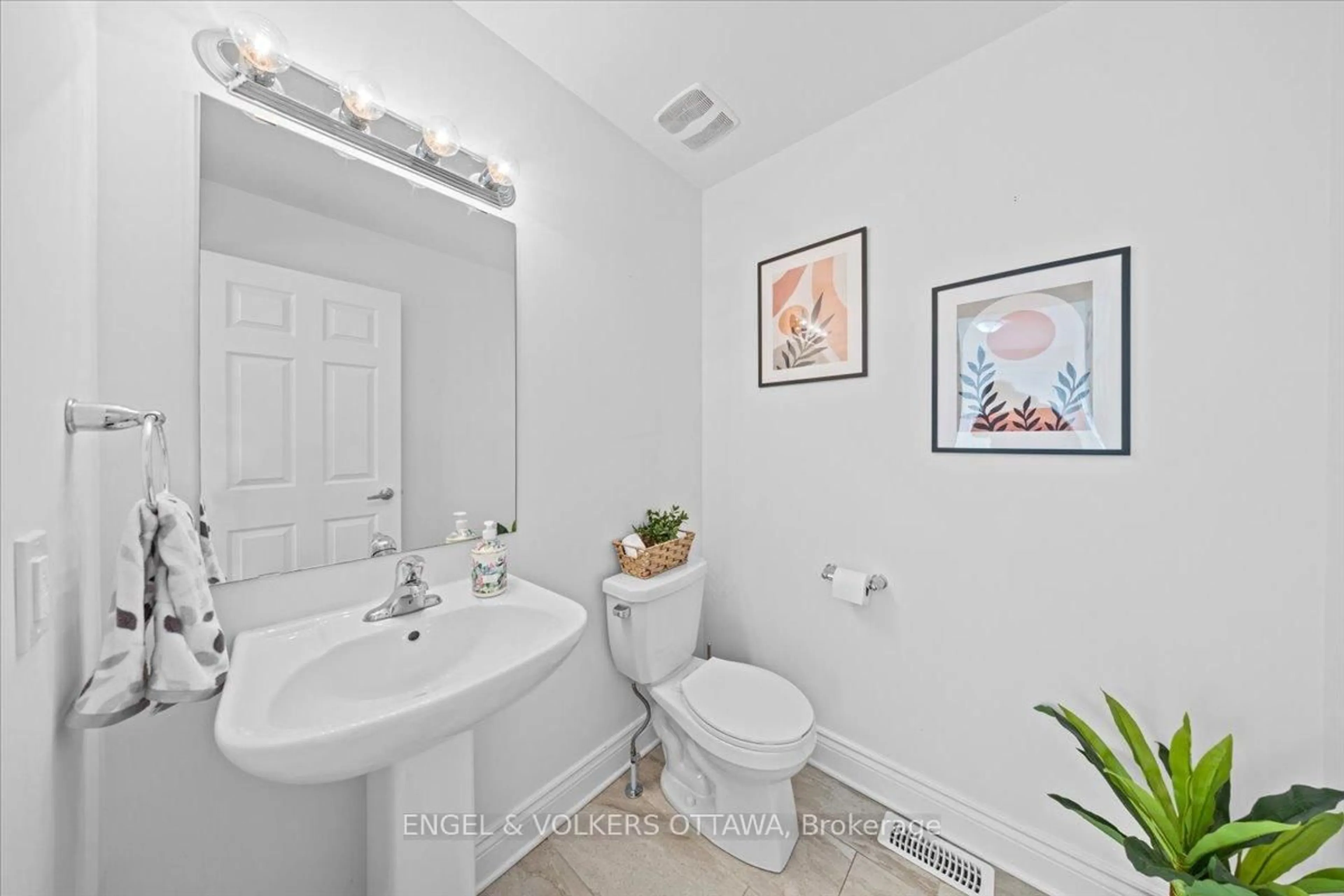 Standard bathroom, ceramic/tile floor for 273 Dion Ave, Clarence-Rockland Ontario K4K 0M4