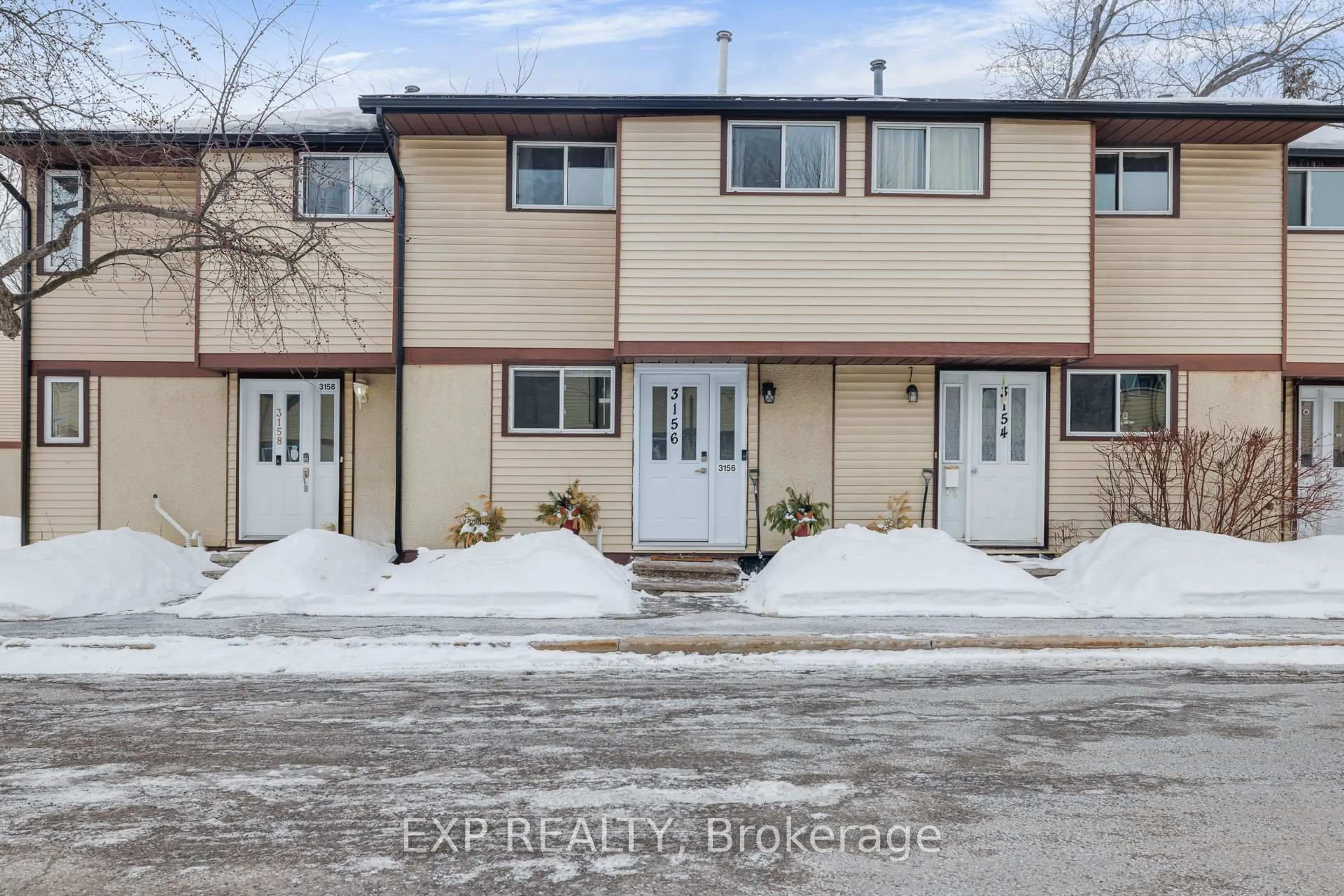 A pic from outside/outdoor area/front of a property/back of a property/a pic from drone, street for 3156 QUAIL Dr, Ottawa Ontario K1T 1T9
