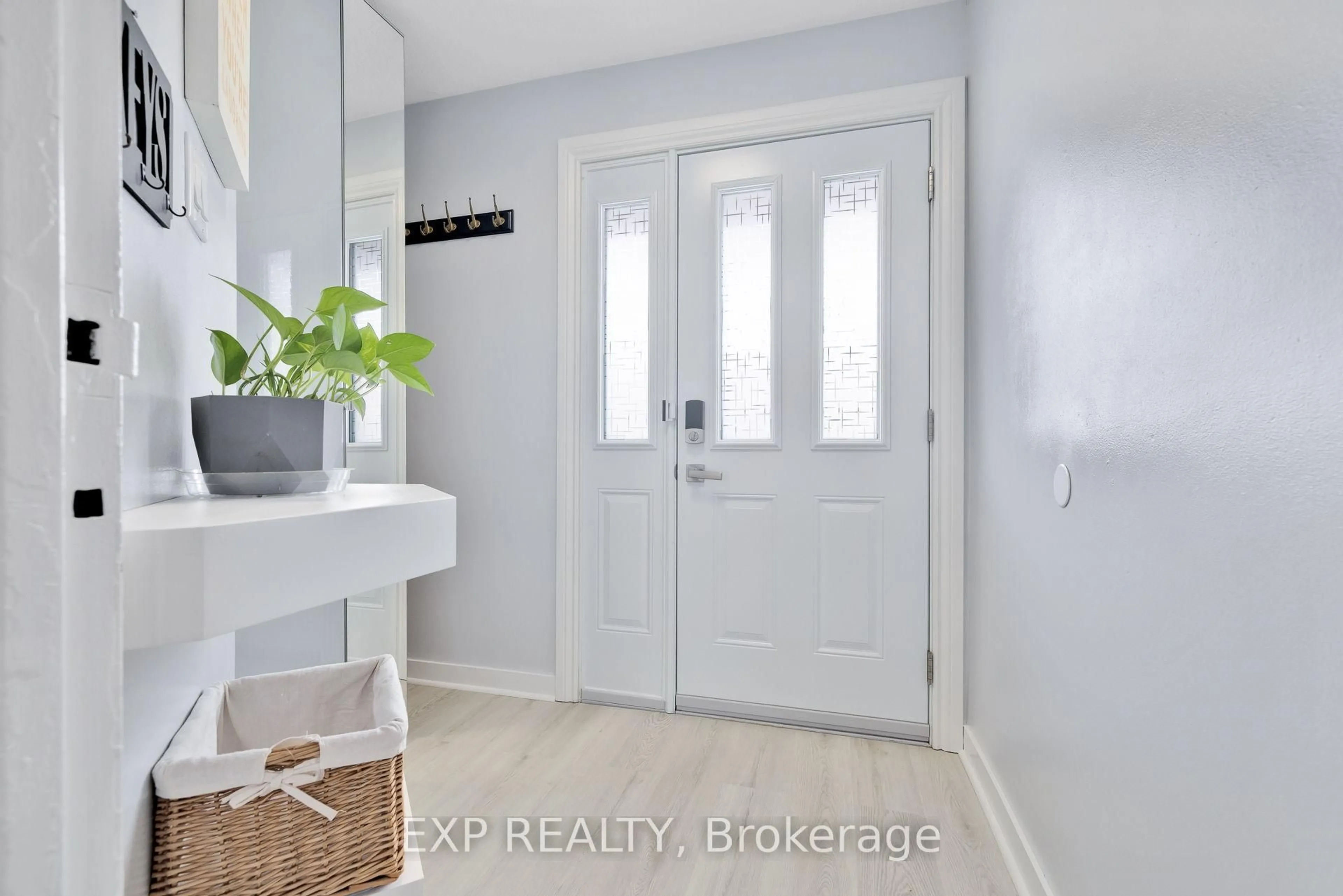 Indoor entryway for 3156 QUAIL Dr, Ottawa Ontario K1T 1T9