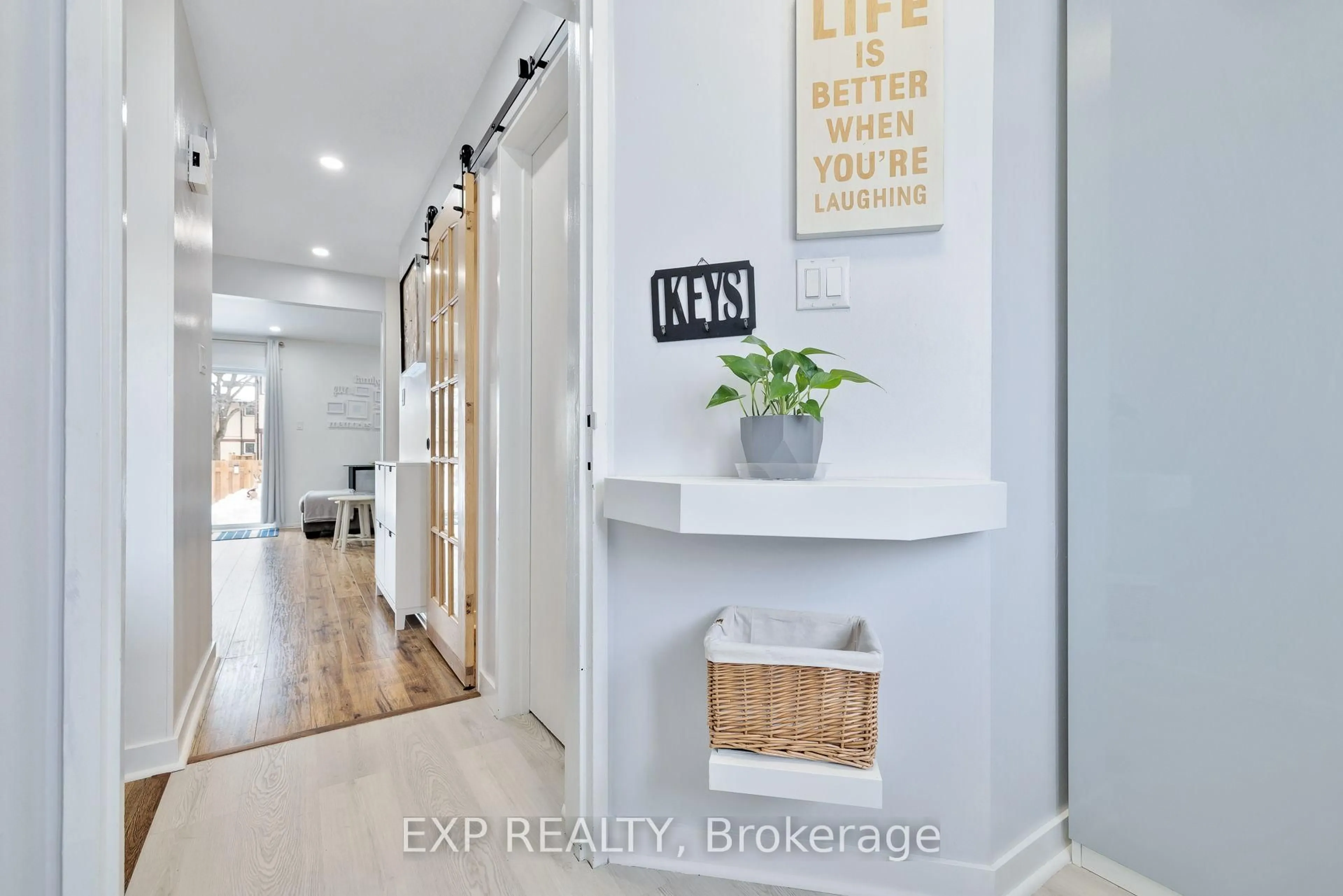 Indoor entryway for 3156 QUAIL Dr, Ottawa Ontario K1T 1T9