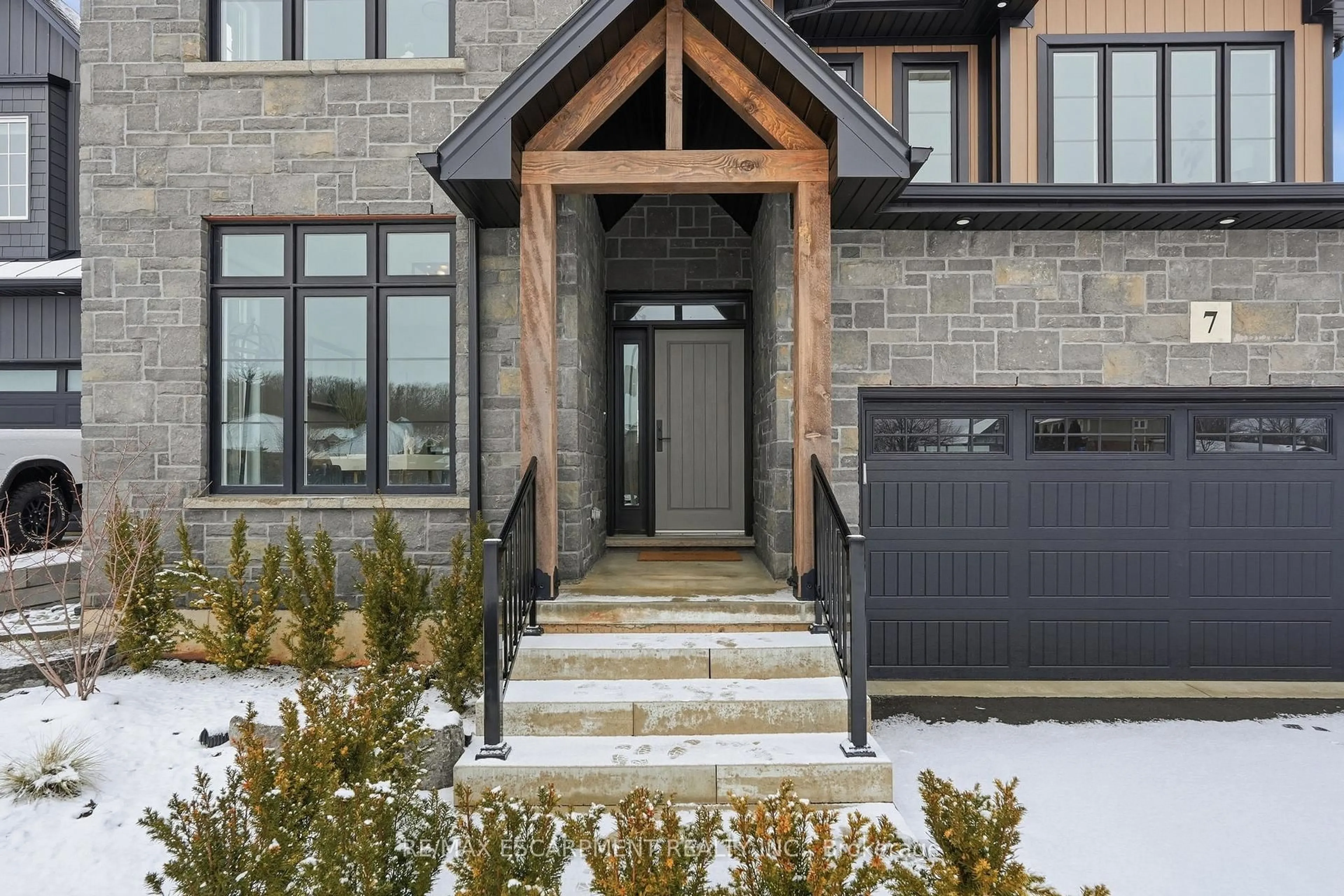 Unknown for 7 Bartlett Ave, Grimsby Ontario L3M 5N7