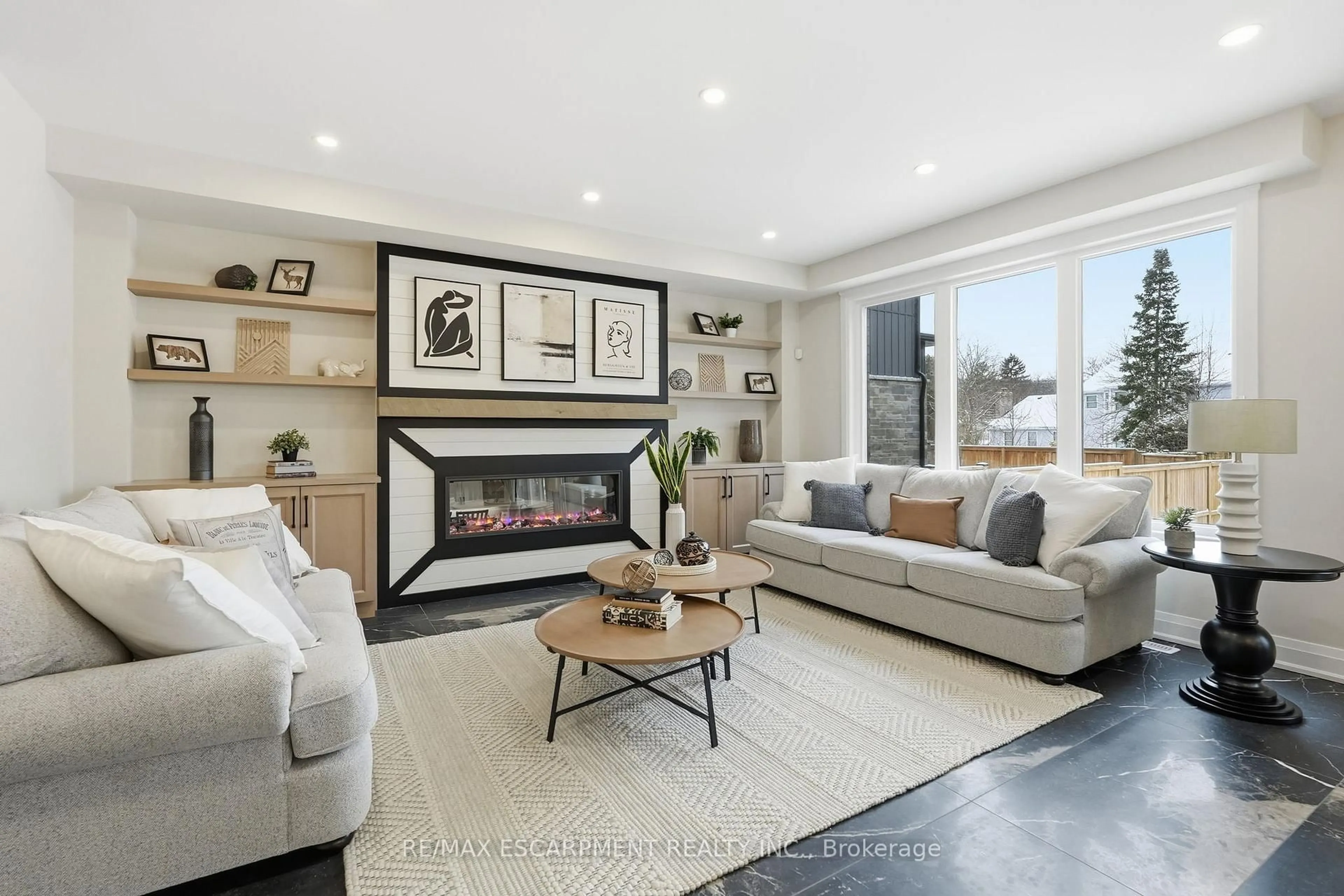 Living room with furniture, unknown for 7 Bartlett Ave, Grimsby Ontario L3M 5N7