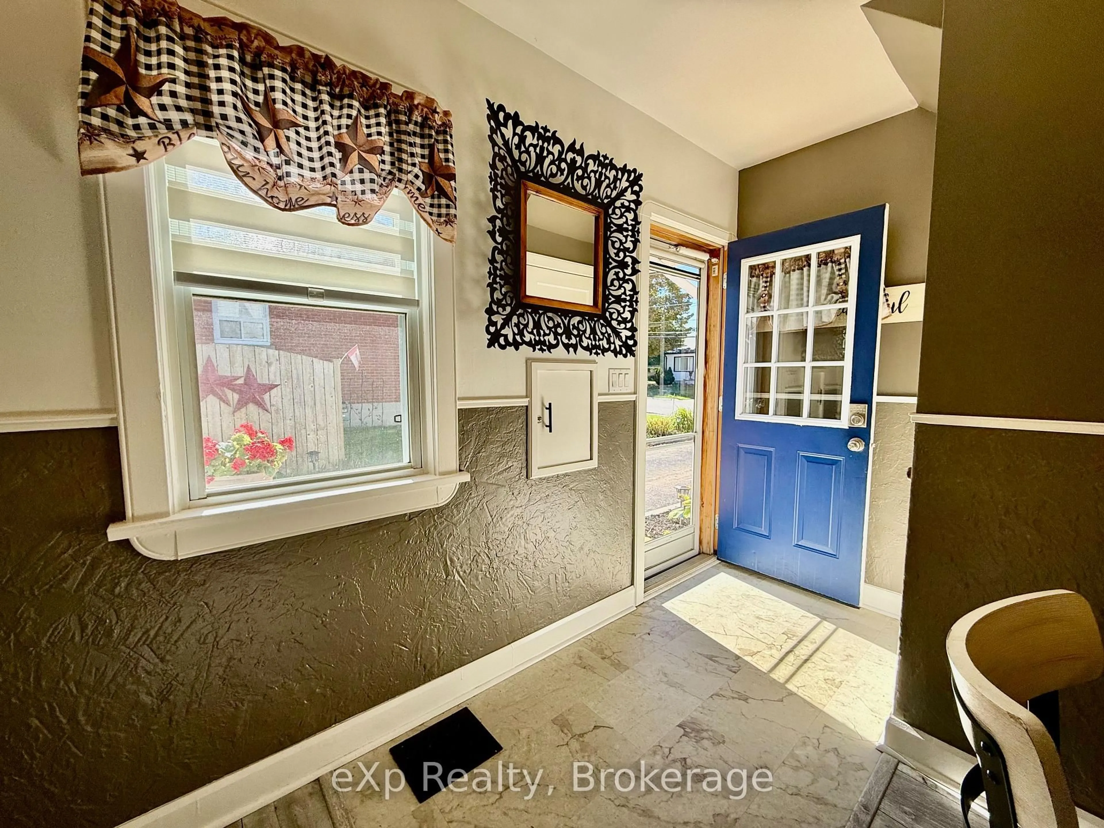 Indoor entryway for 251 11TH Ave, Hanover Ontario N4N 2R2