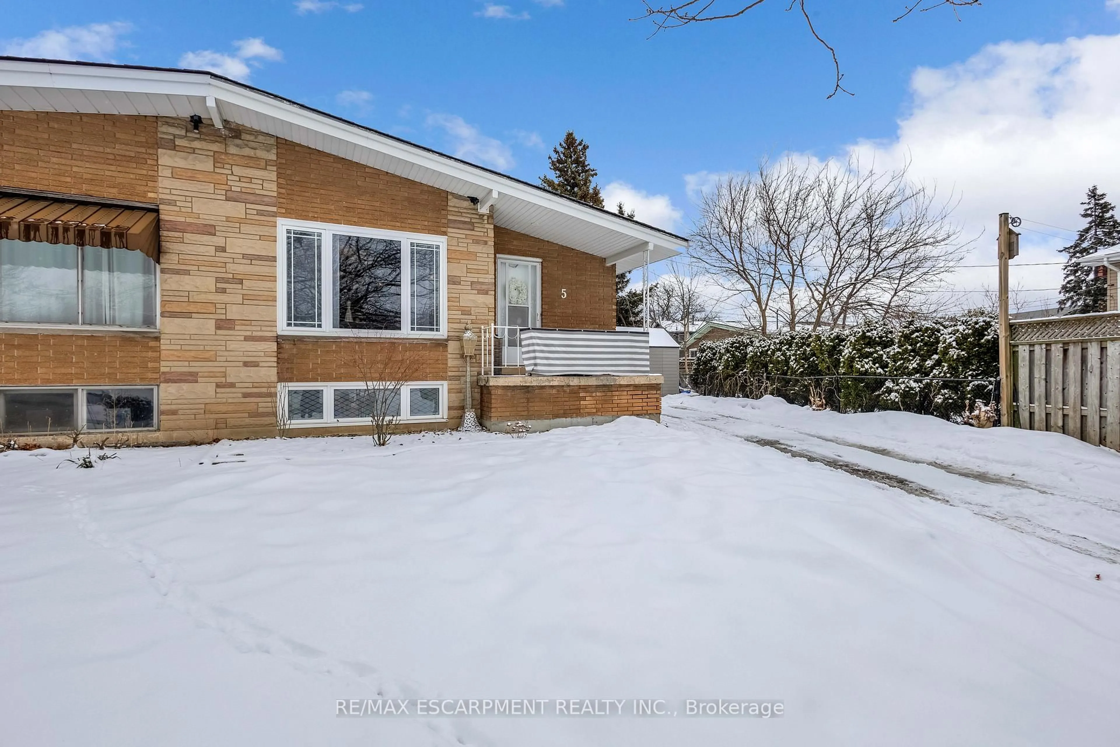 A pic from outside/outdoor area/front of a property/back of a property/a pic from drone, street for 5 Carrington Crt, Hamilton Ontario L9A 4N5