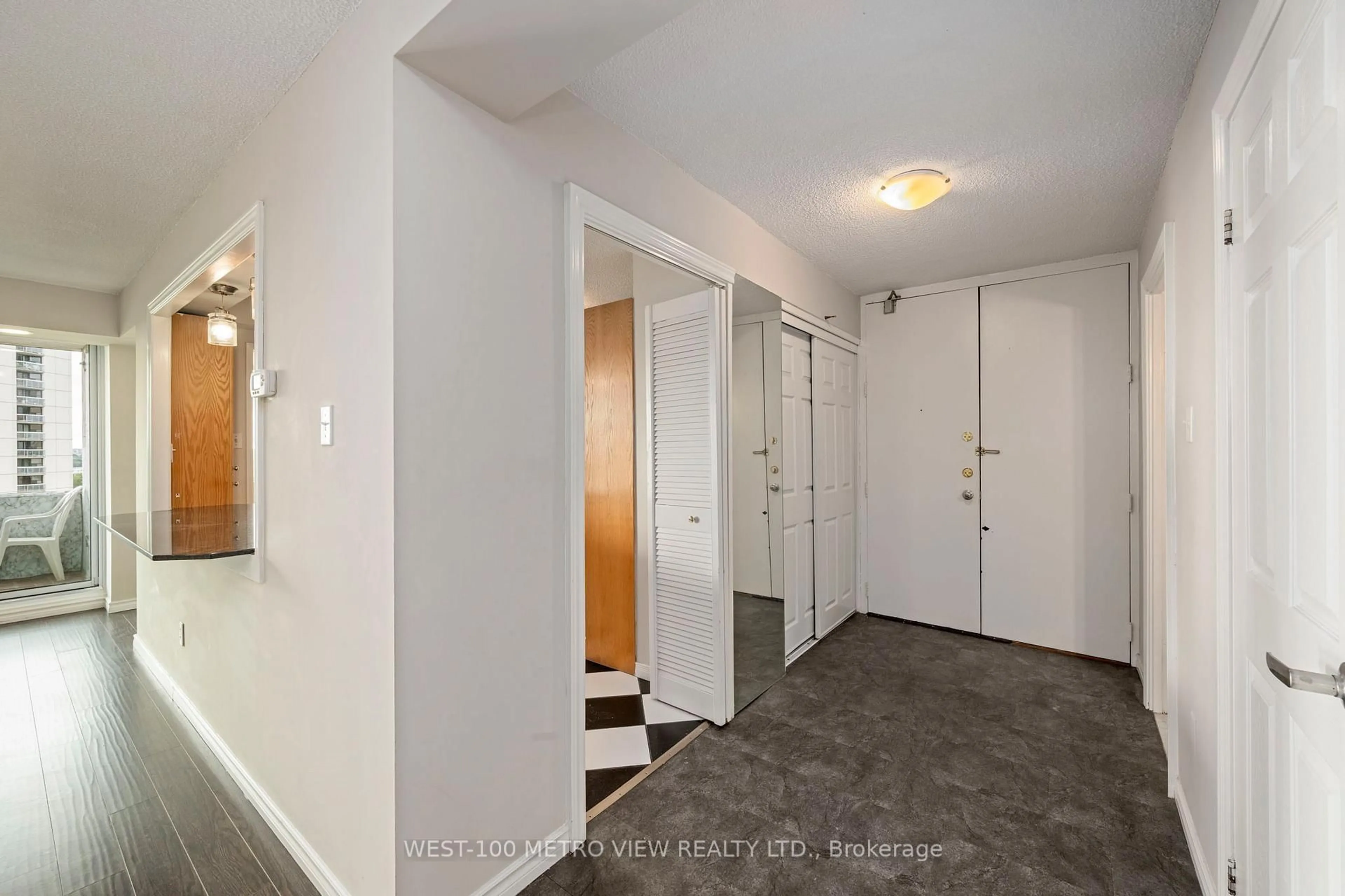 Indoor entryway for 389 Dundas St #1602, London East Ontario N6B 3L5