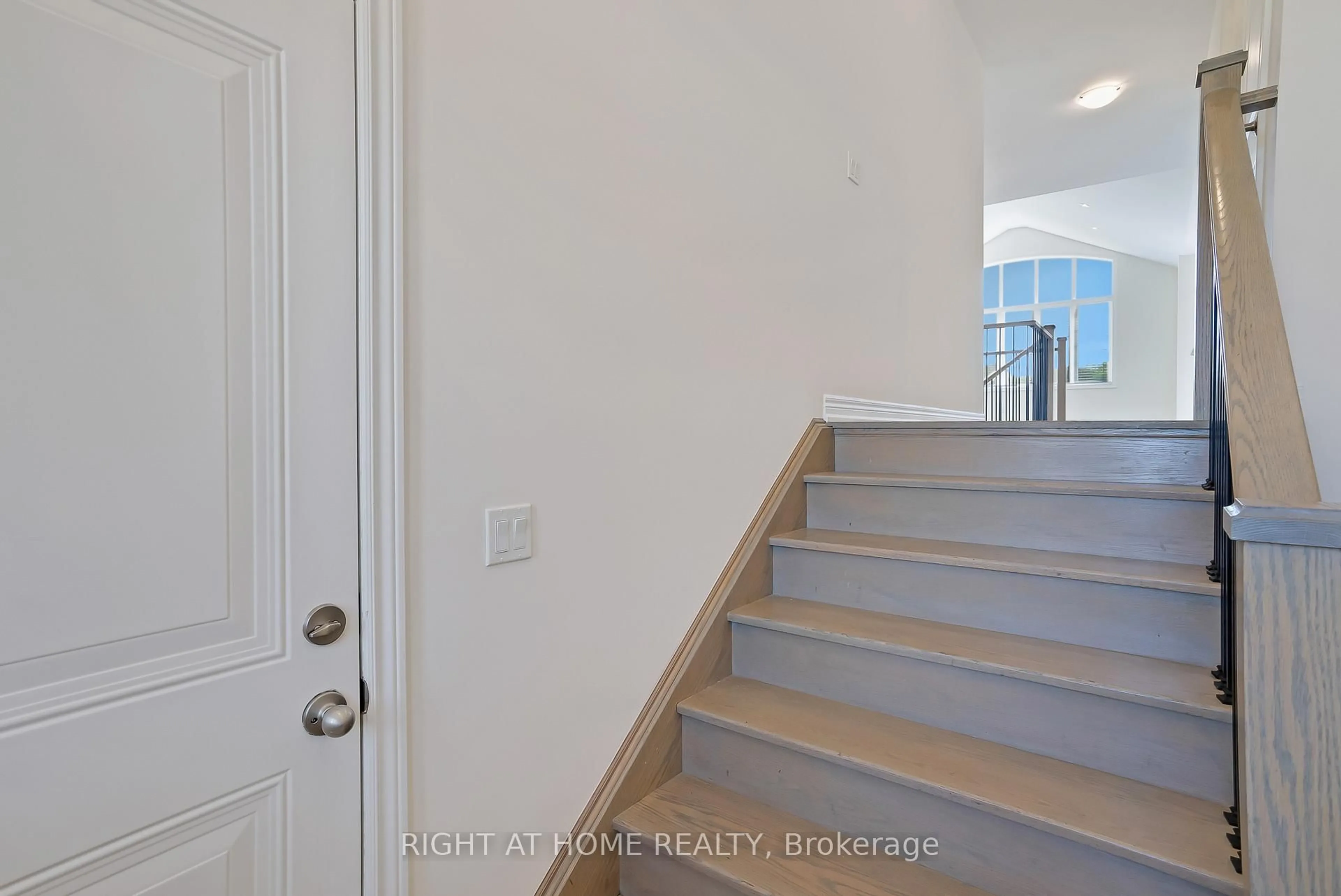 Indoor entryway for 19 Robarts Dr, Hamilton Ontario L9K 0H5
