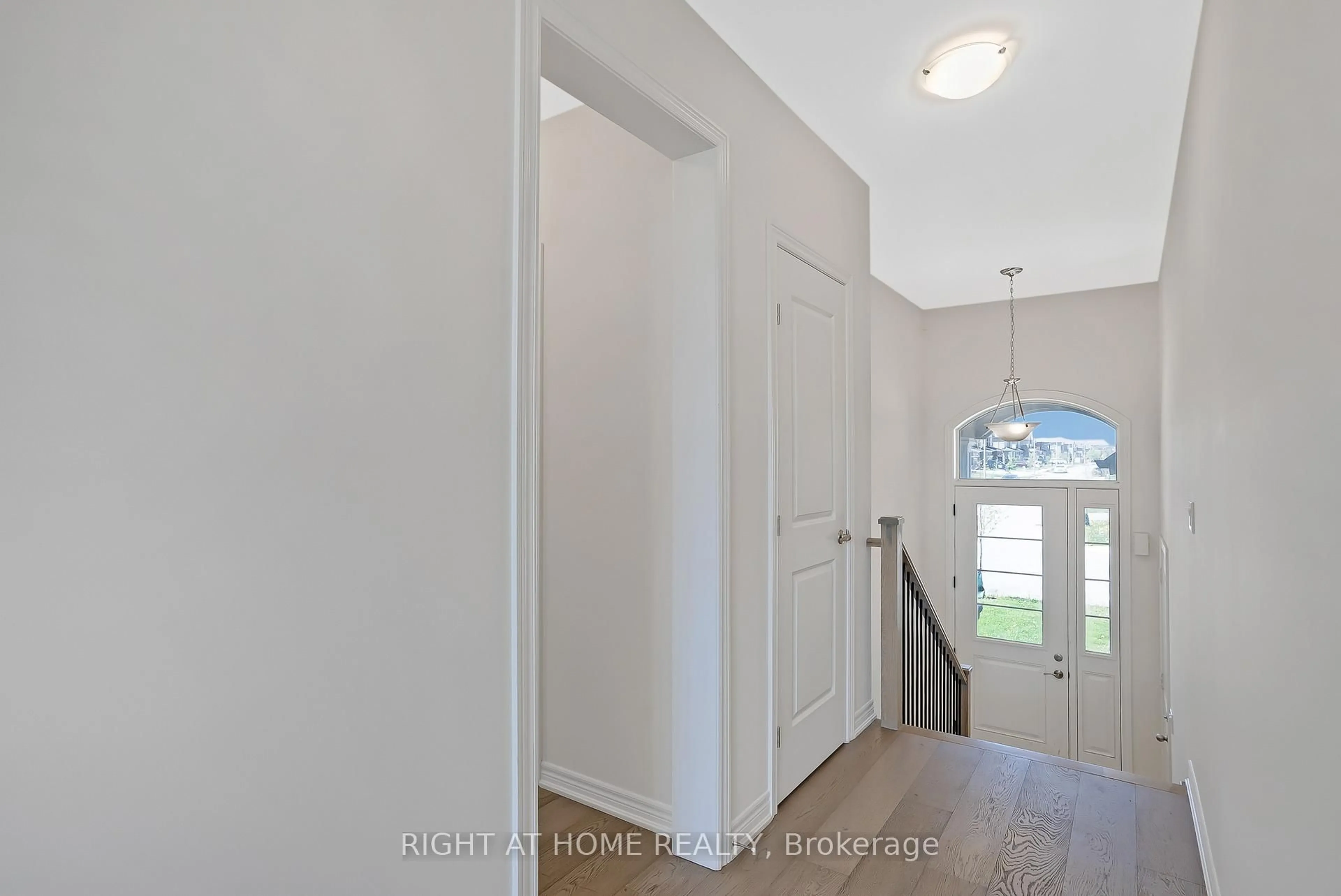 Indoor entryway for 19 Robarts Dr, Hamilton Ontario L9K 0H5