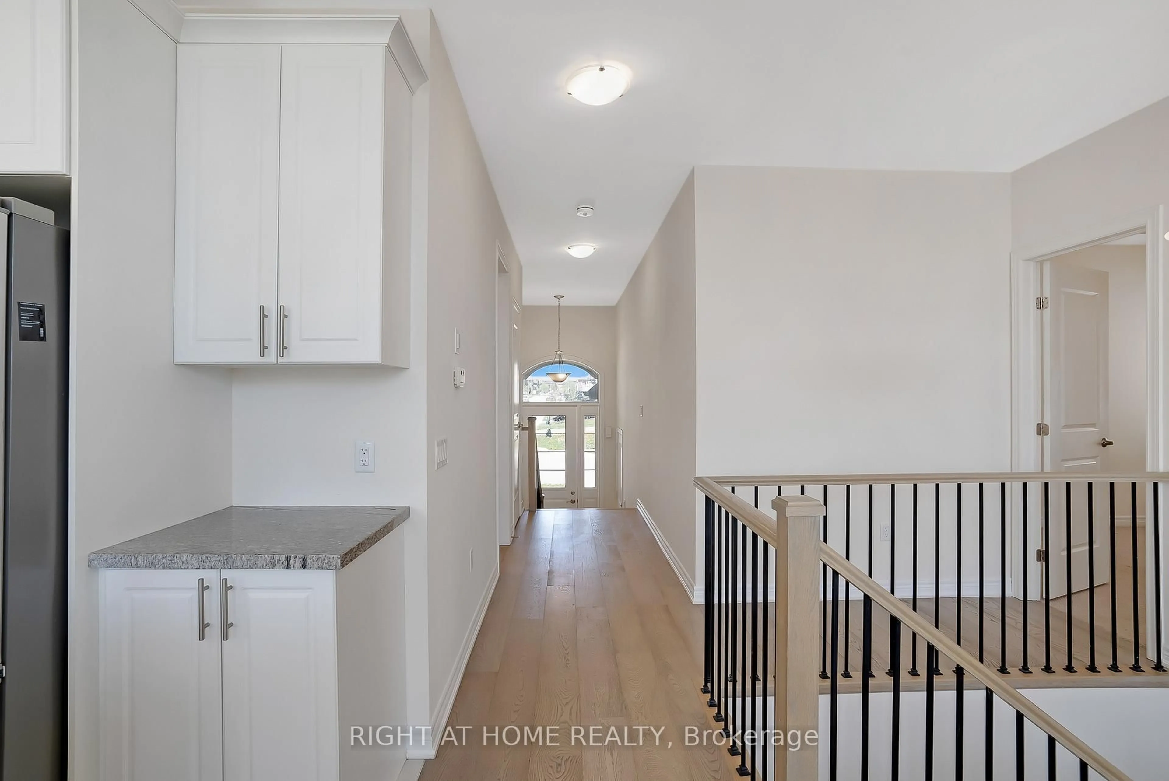 Indoor entryway for 19 Robarts Dr, Hamilton Ontario L9K 0H5