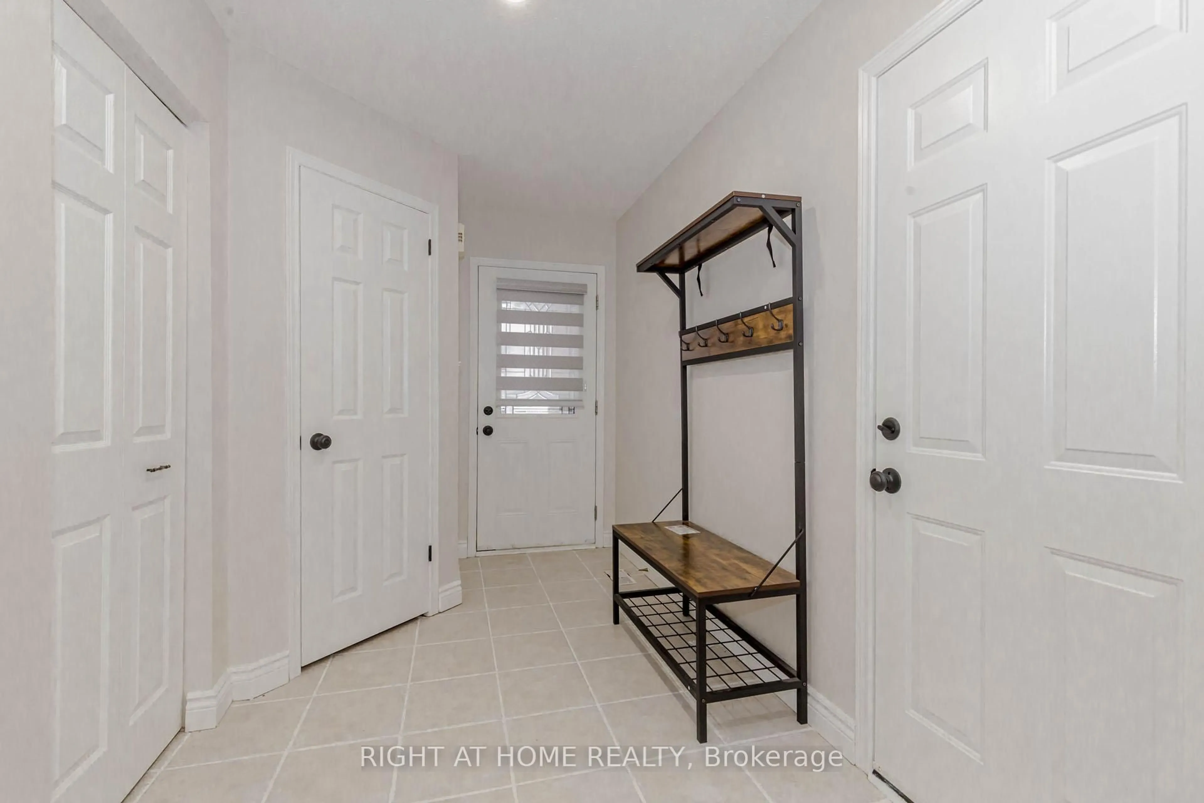 Indoor entryway for 51 Hawkins Dr, Cambridge Ontario N1T 1Z7