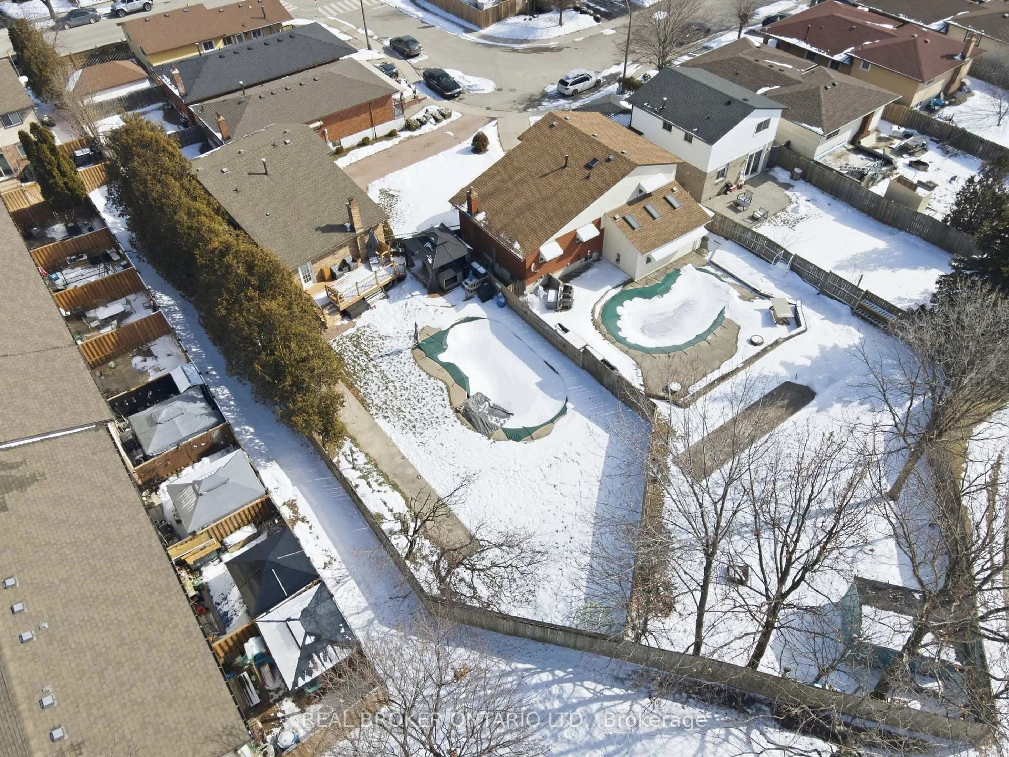 A pic from outside/outdoor area/front of a property/back of a property/a pic from drone, street for 14 Basin Cres, Hamilton Ontario L8T 4W8