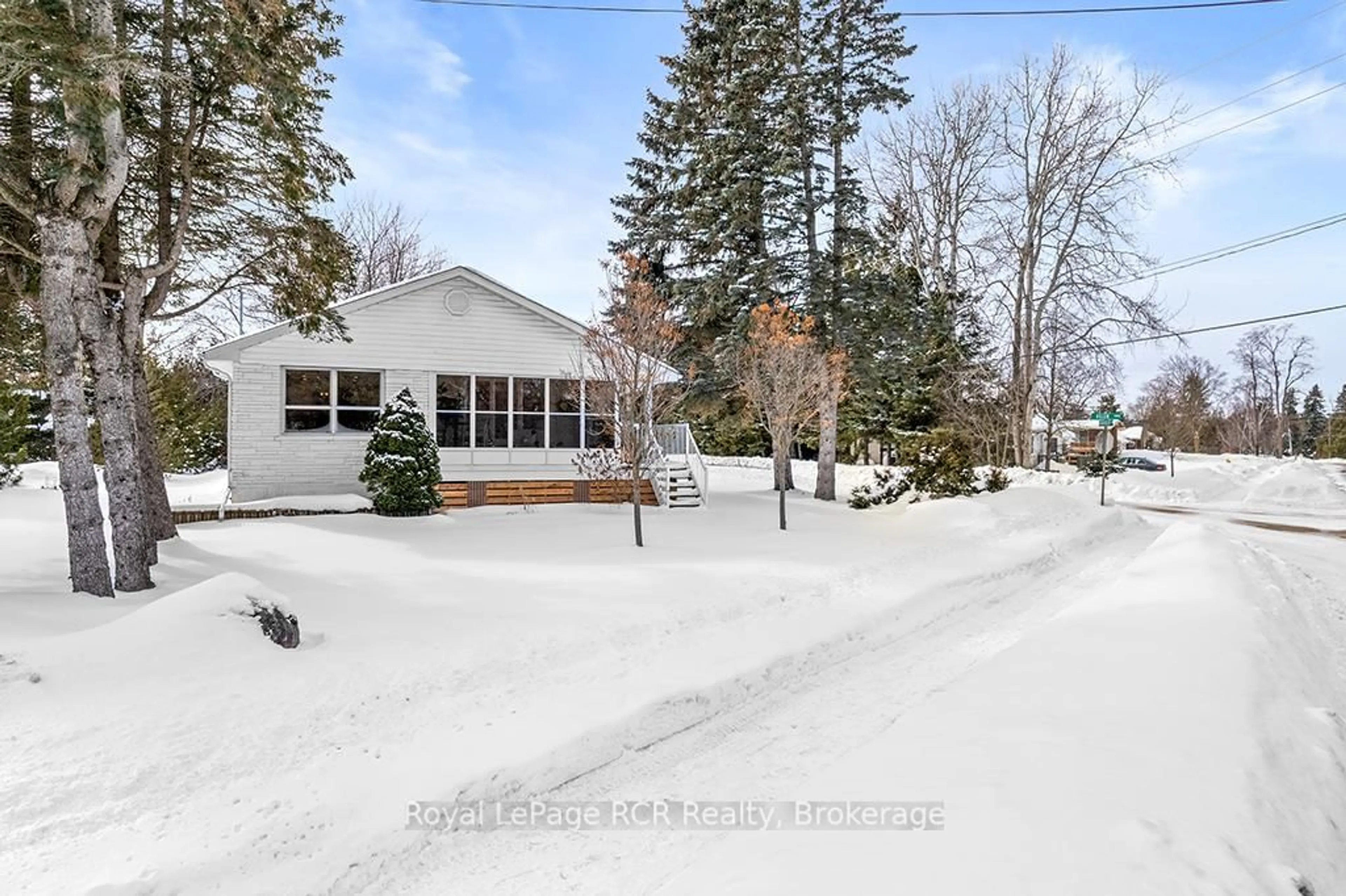 A pic from outside/outdoor area/front of a property/back of a property/a pic from drone, street for 500 Grandview Dr, Meaford Ontario N4L 1K1