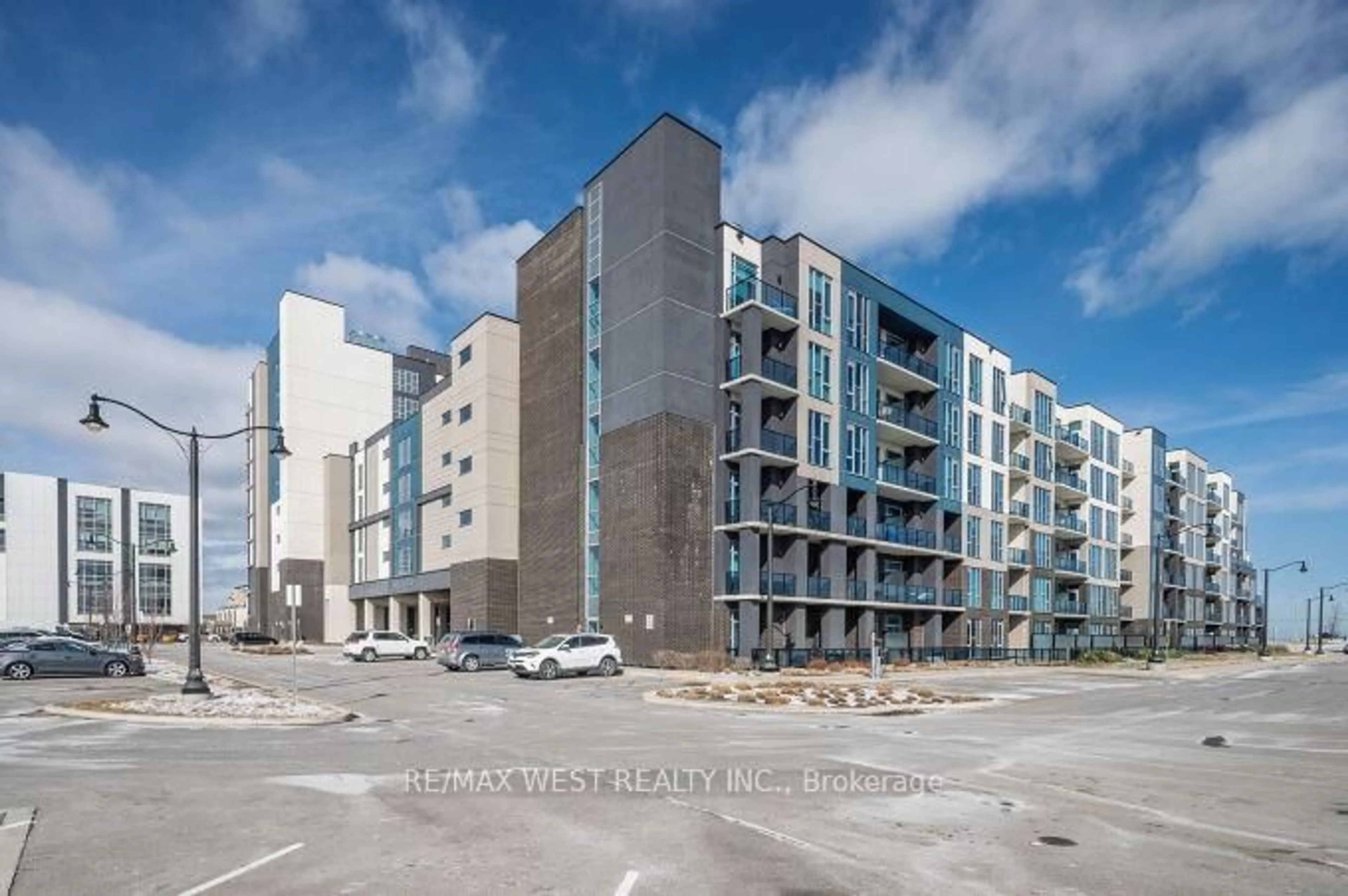 A pic from outside/outdoor area/front of a property/back of a property/a pic from drone, street for 16 Concord Pl #615, Grimsby Ontario L3M 0J1