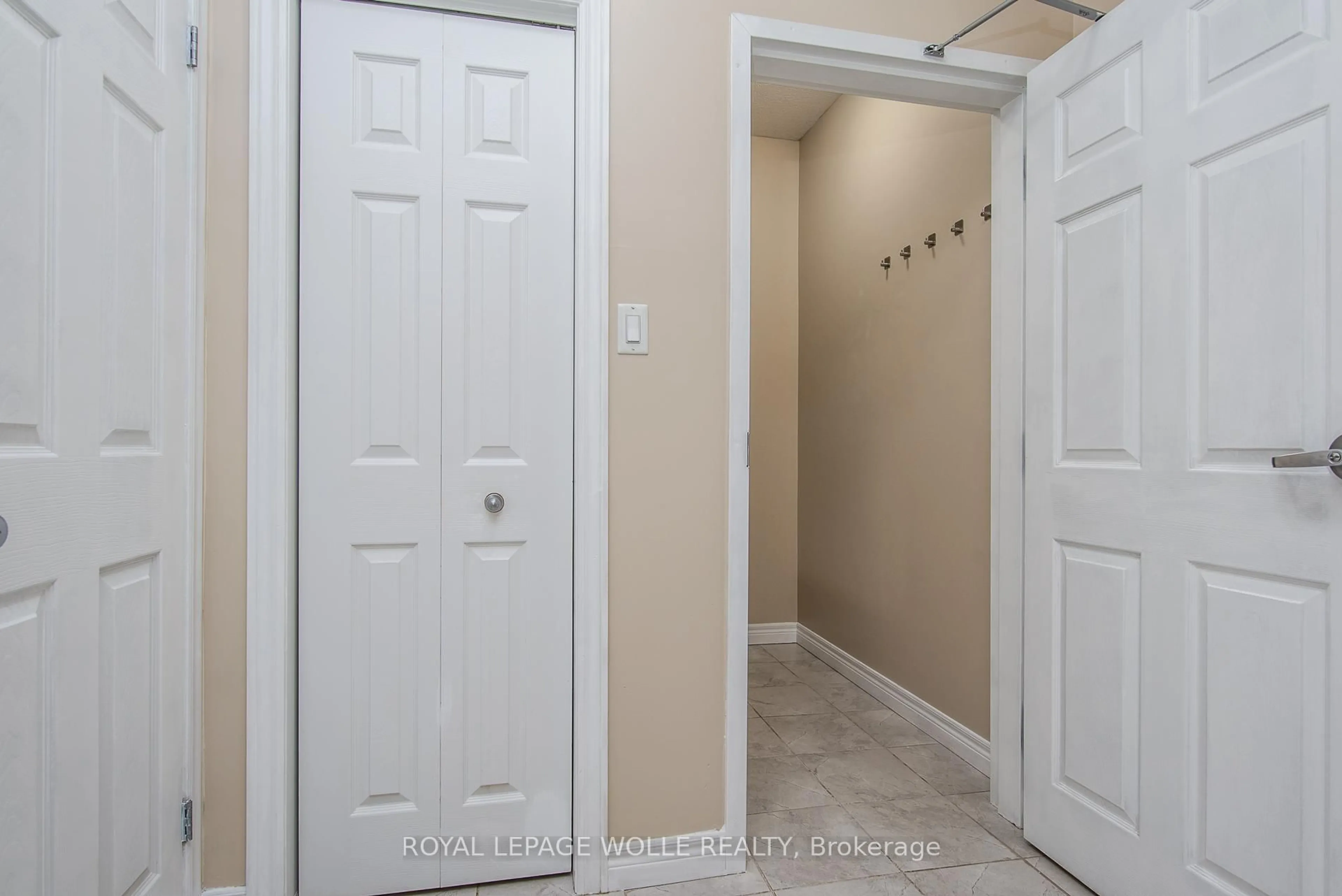 Indoor entryway for 70 WILLOWRUN Dr #H3, Kitchener Ontario N2A 0J3