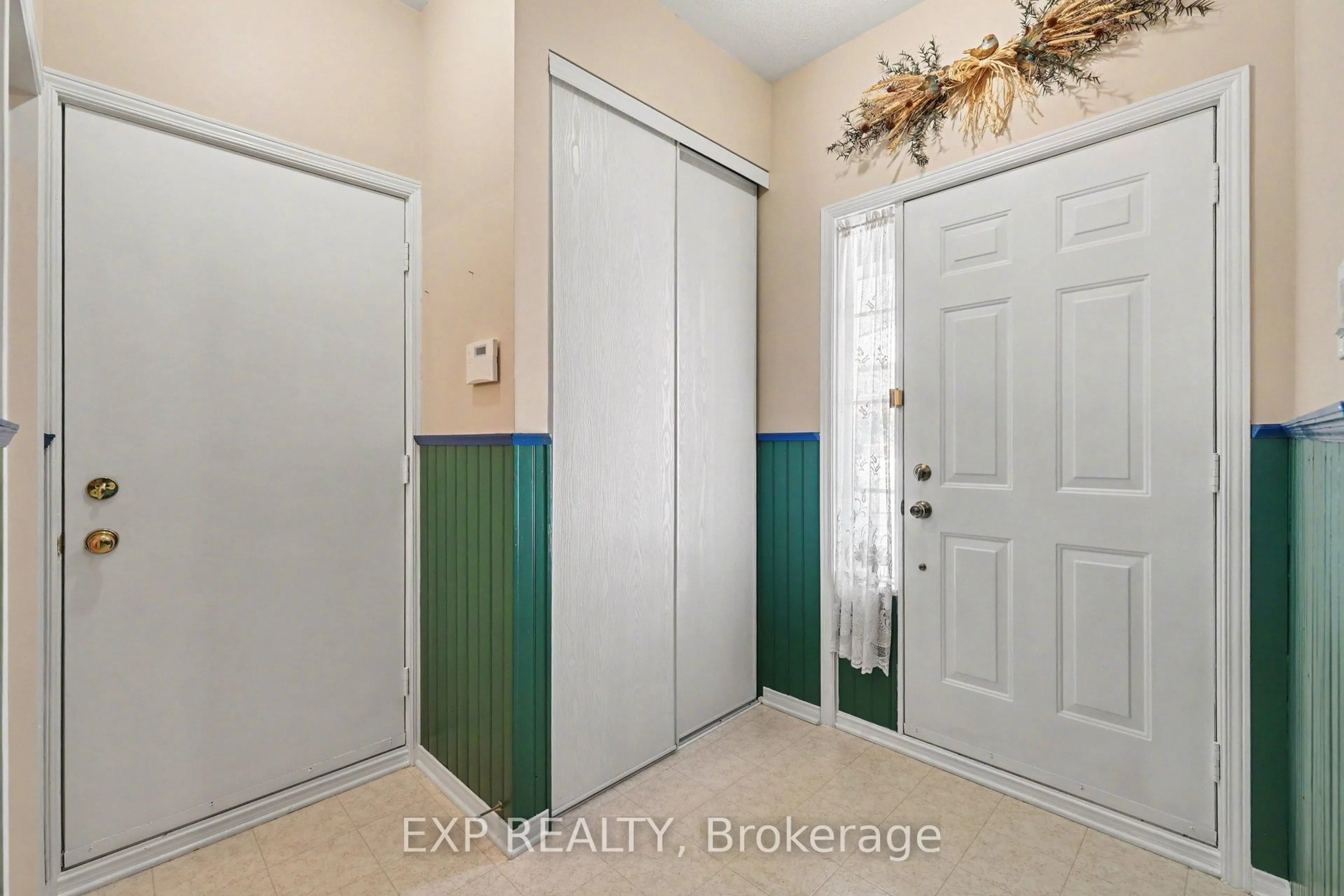 Indoor entryway for 176 Windhurst Dr, Ottawa Ontario K2G 6J4