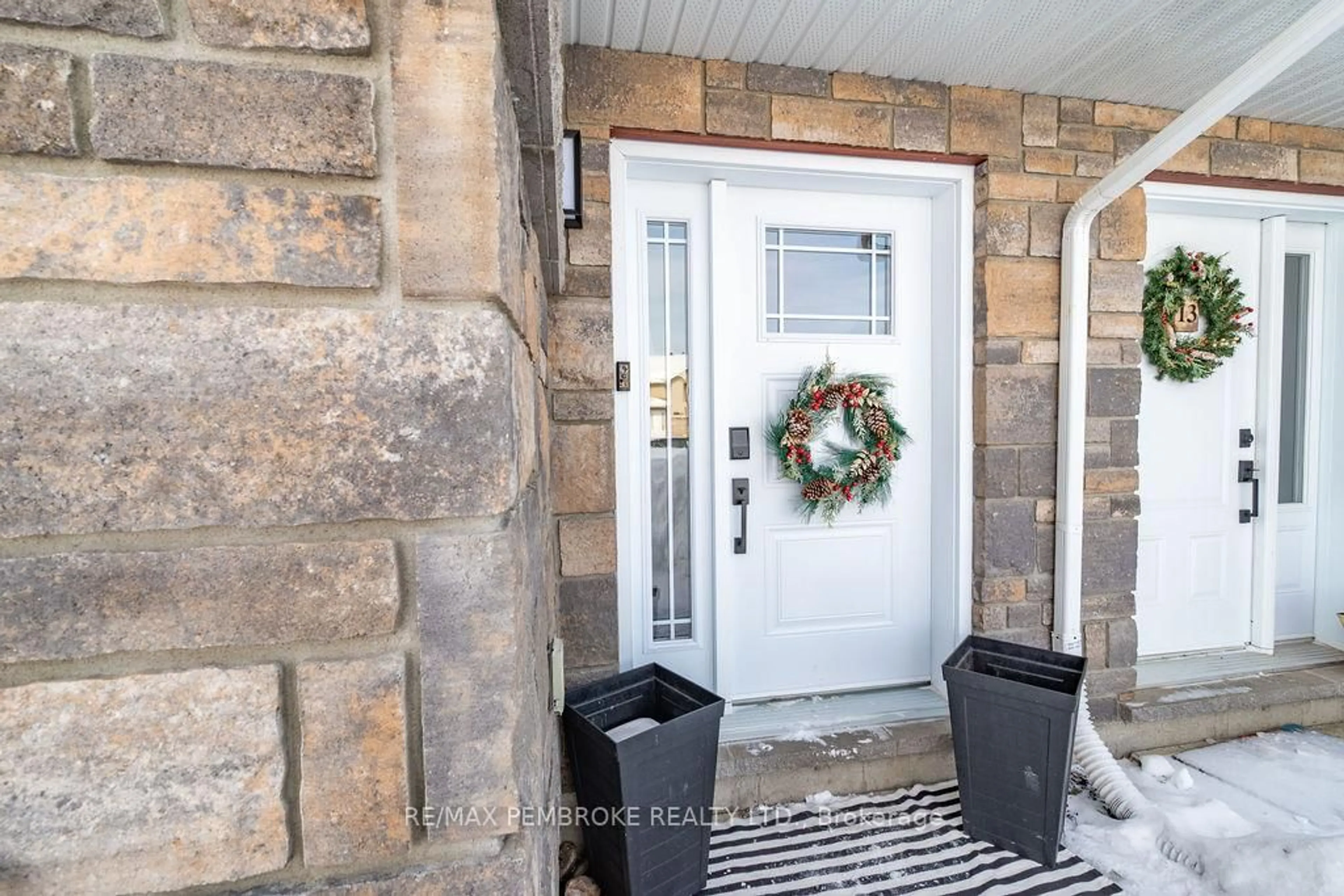 Indoor entryway for 11 William Thomas Dr, Petawawa Ontario K8H 2K3