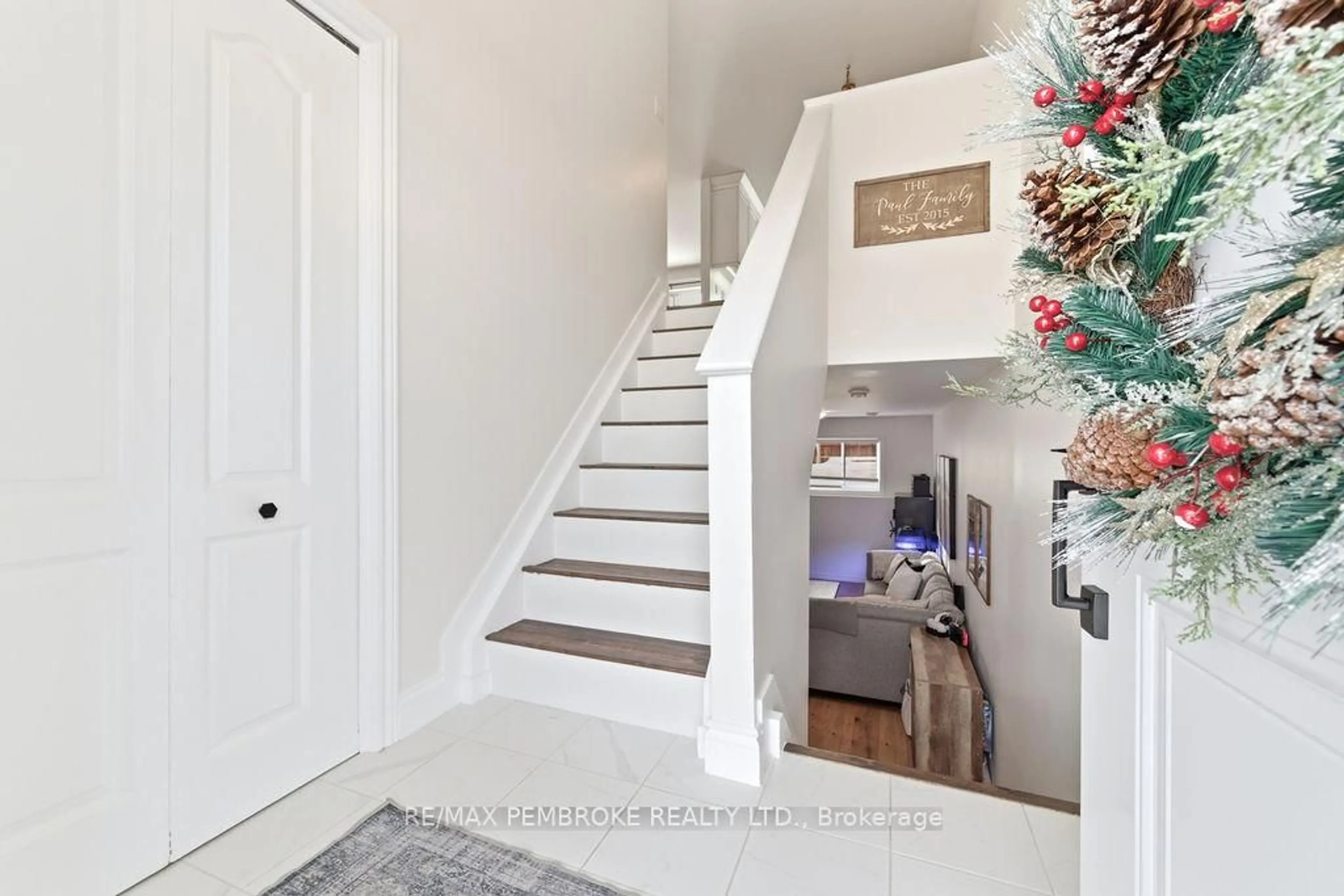 Indoor entryway for 11 William Thomas Dr, Petawawa Ontario K8H 2K3