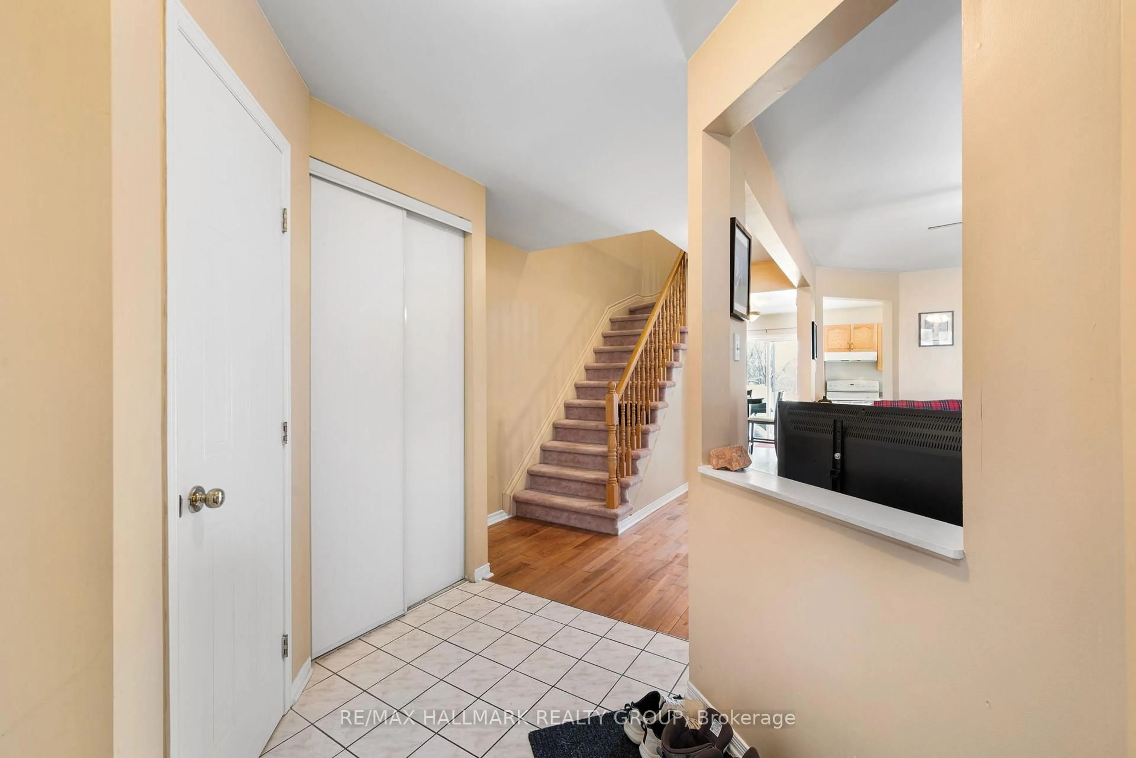 Indoor entryway for 857 Nesting Way, Ottawa Ontario K4A 3X3