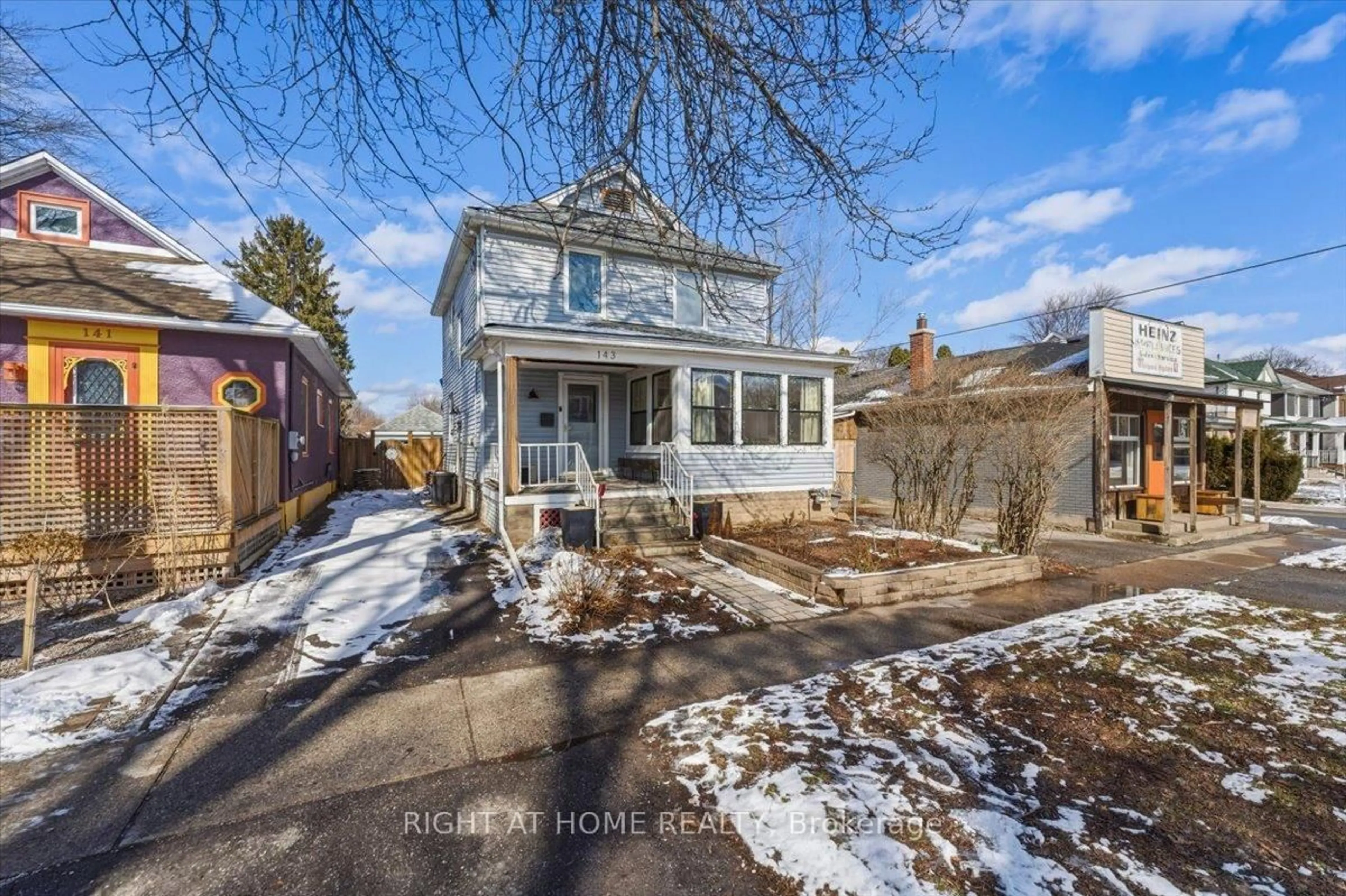 A pic from outside/outdoor area/front of a property/back of a property/a pic from drone, street for 143 RUSSELL Ave, St. Catharines Ontario L2R 1W2