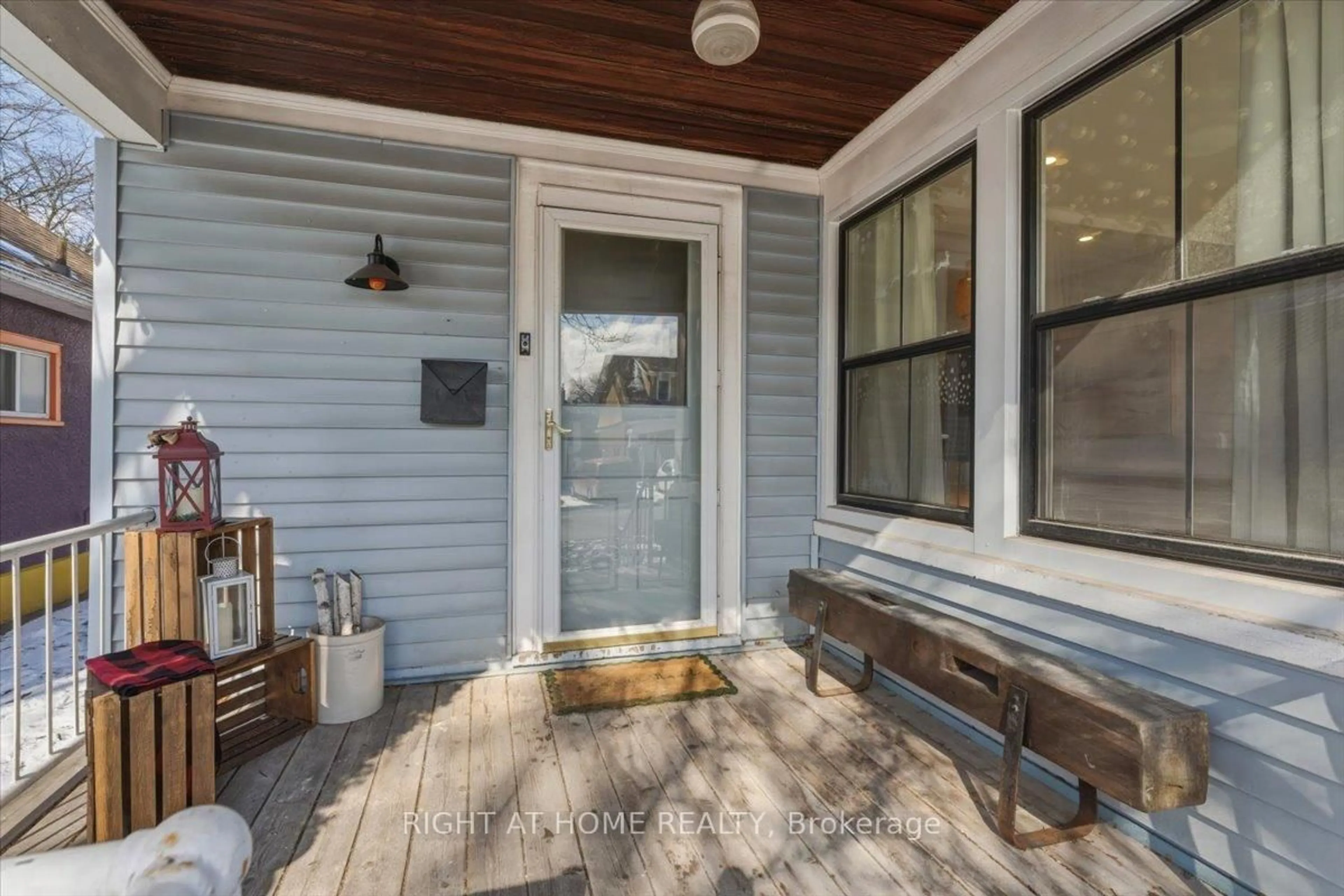 Patio, street for 143 RUSSELL Ave, St. Catharines Ontario L2R 1W2