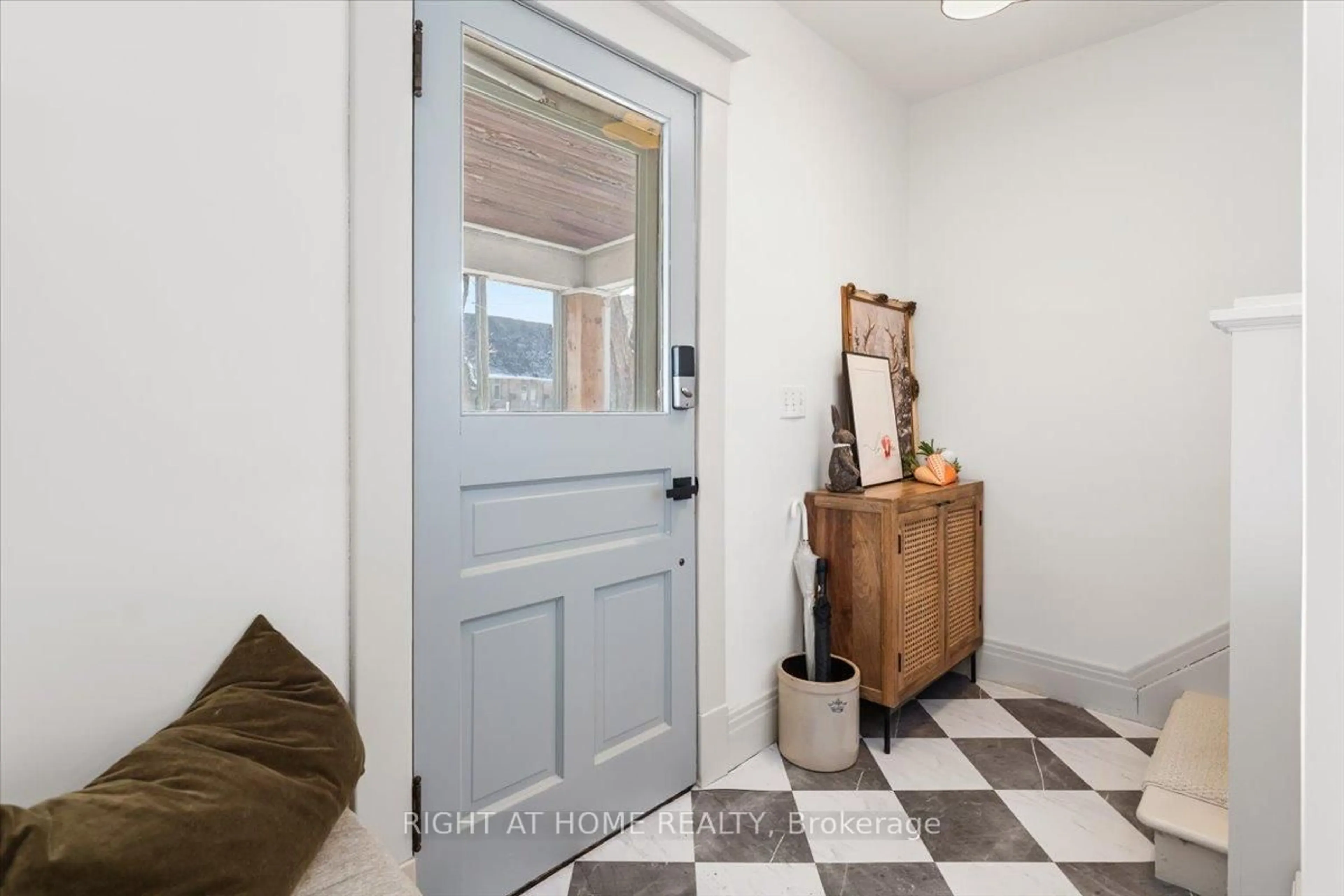 Indoor entryway for 143 RUSSELL Ave, St. Catharines Ontario L2R 1W2