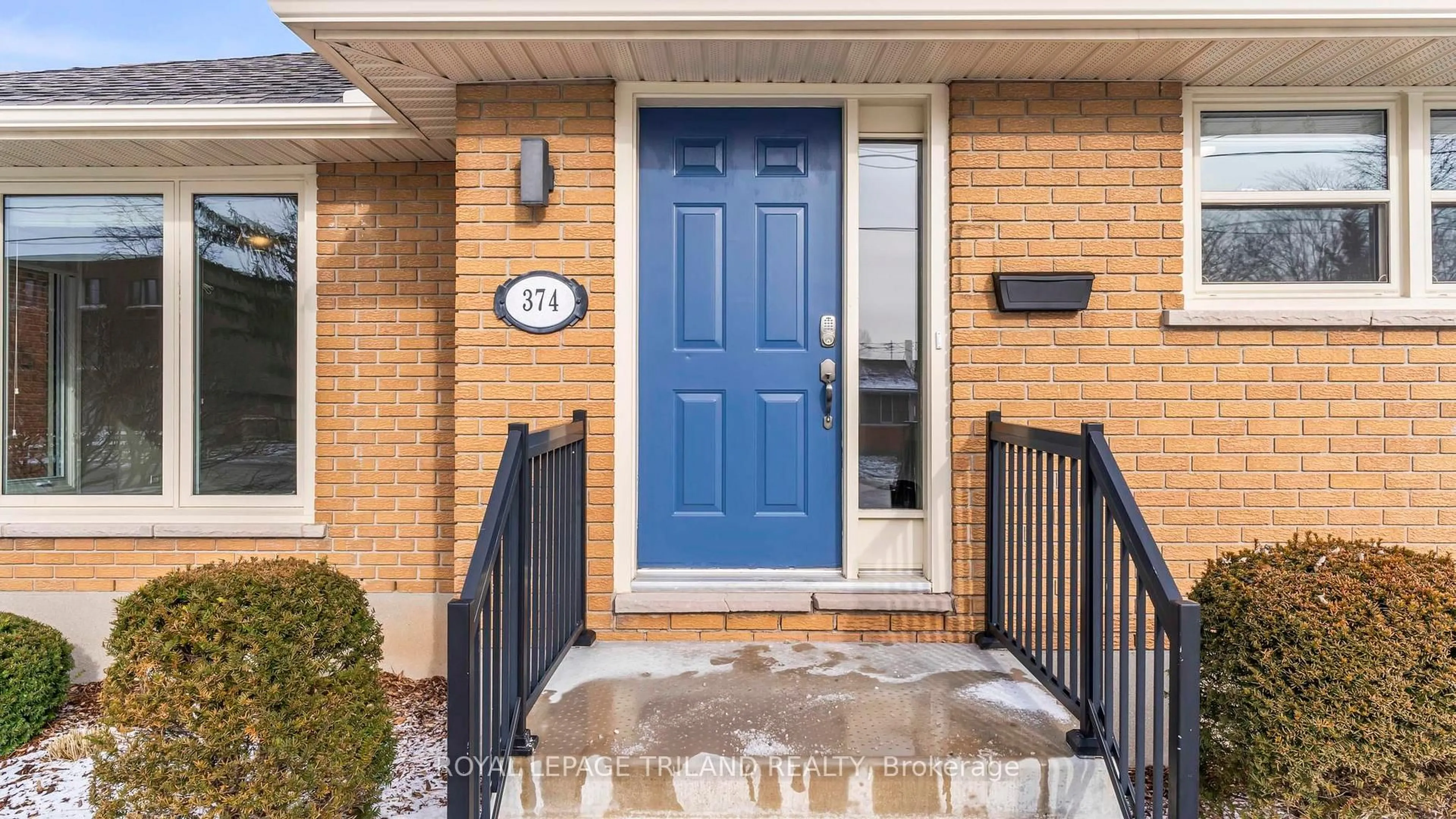 Indoor entryway for 374 ELM St, St. Thomas Ontario N5R 1K1