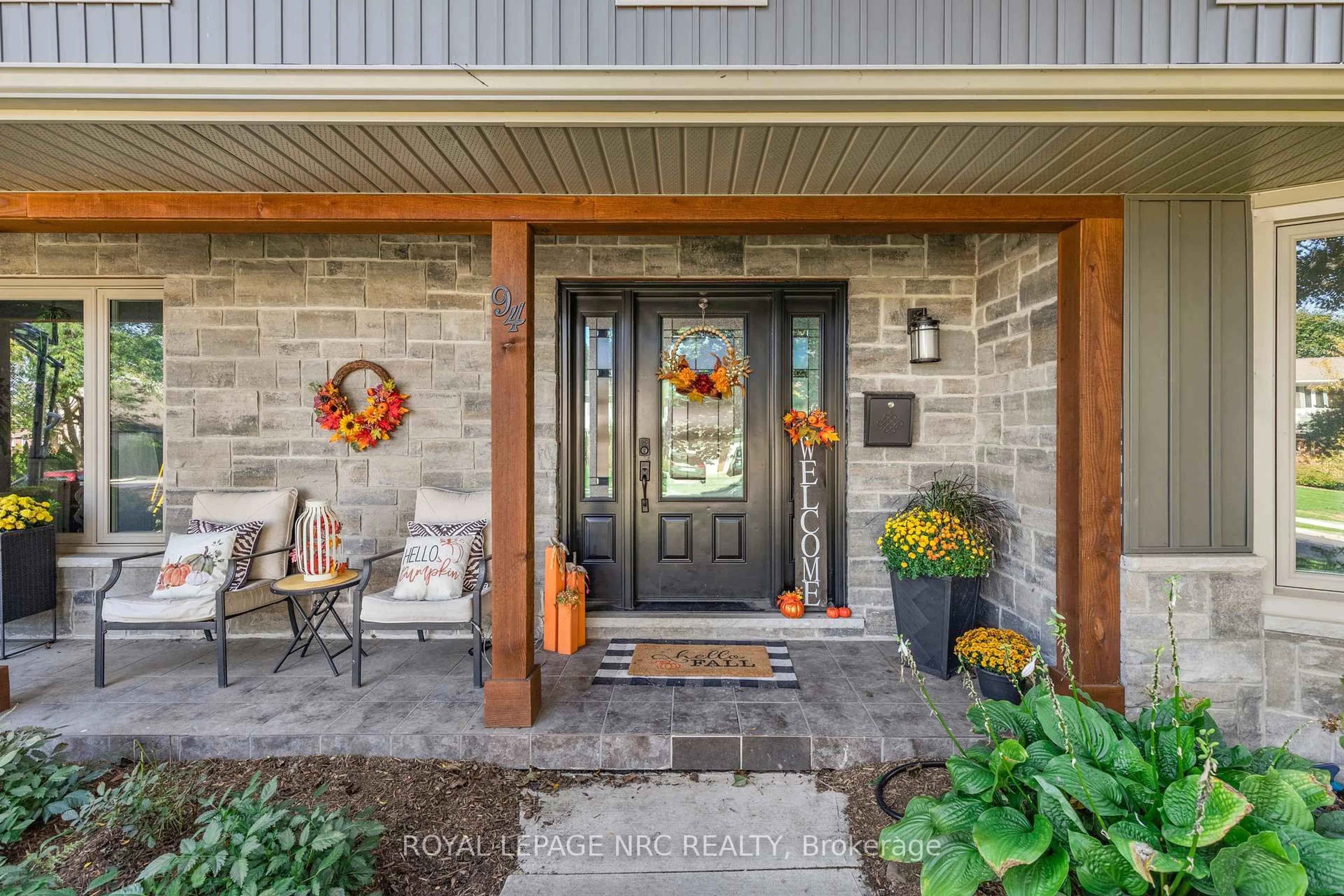 Indoor entryway for 94 Dorchester Dr, Grimsby Ontario L3M 1A8