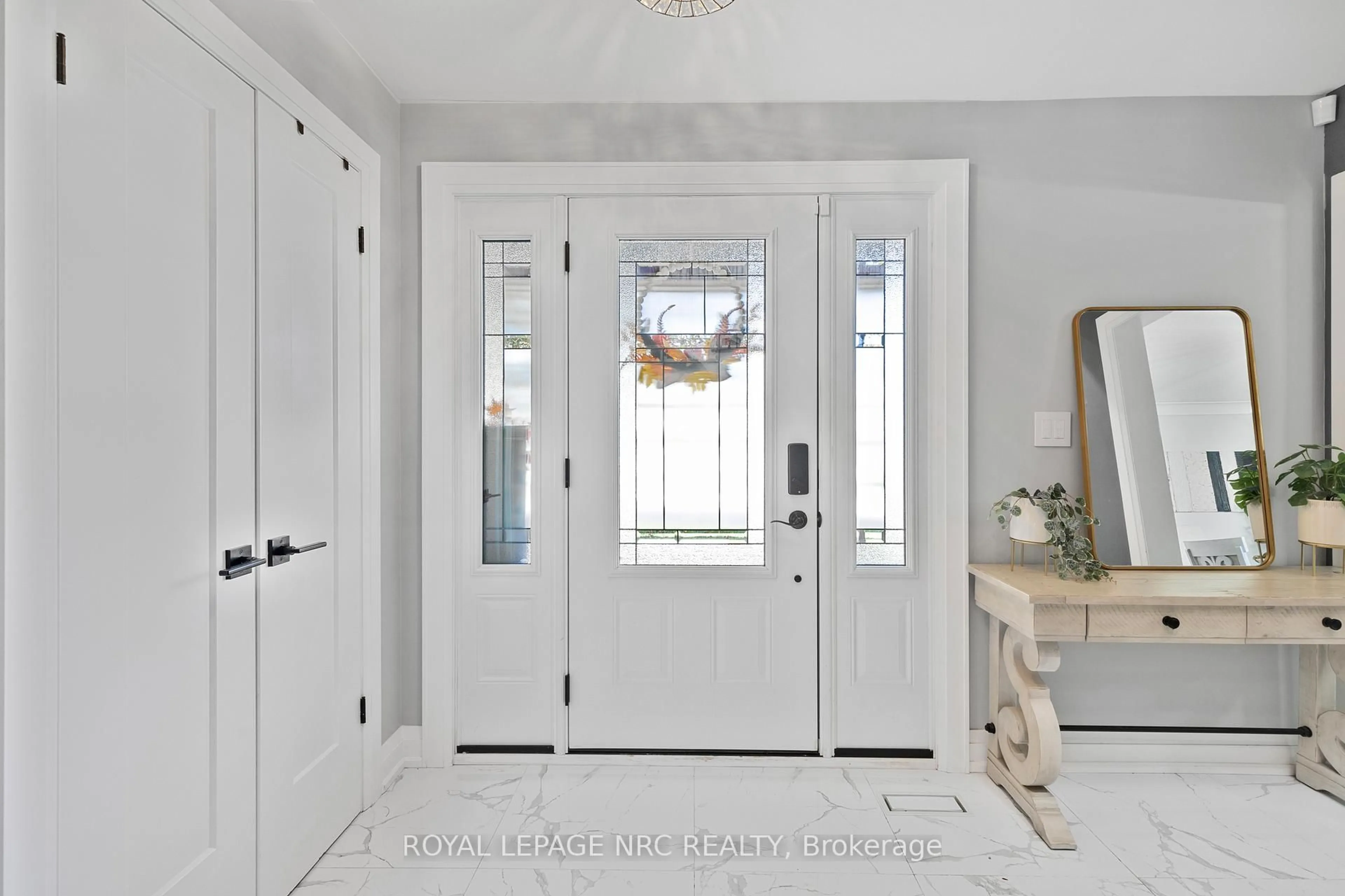 Indoor entryway for 94 Dorchester Dr, Grimsby Ontario L3M 1A8