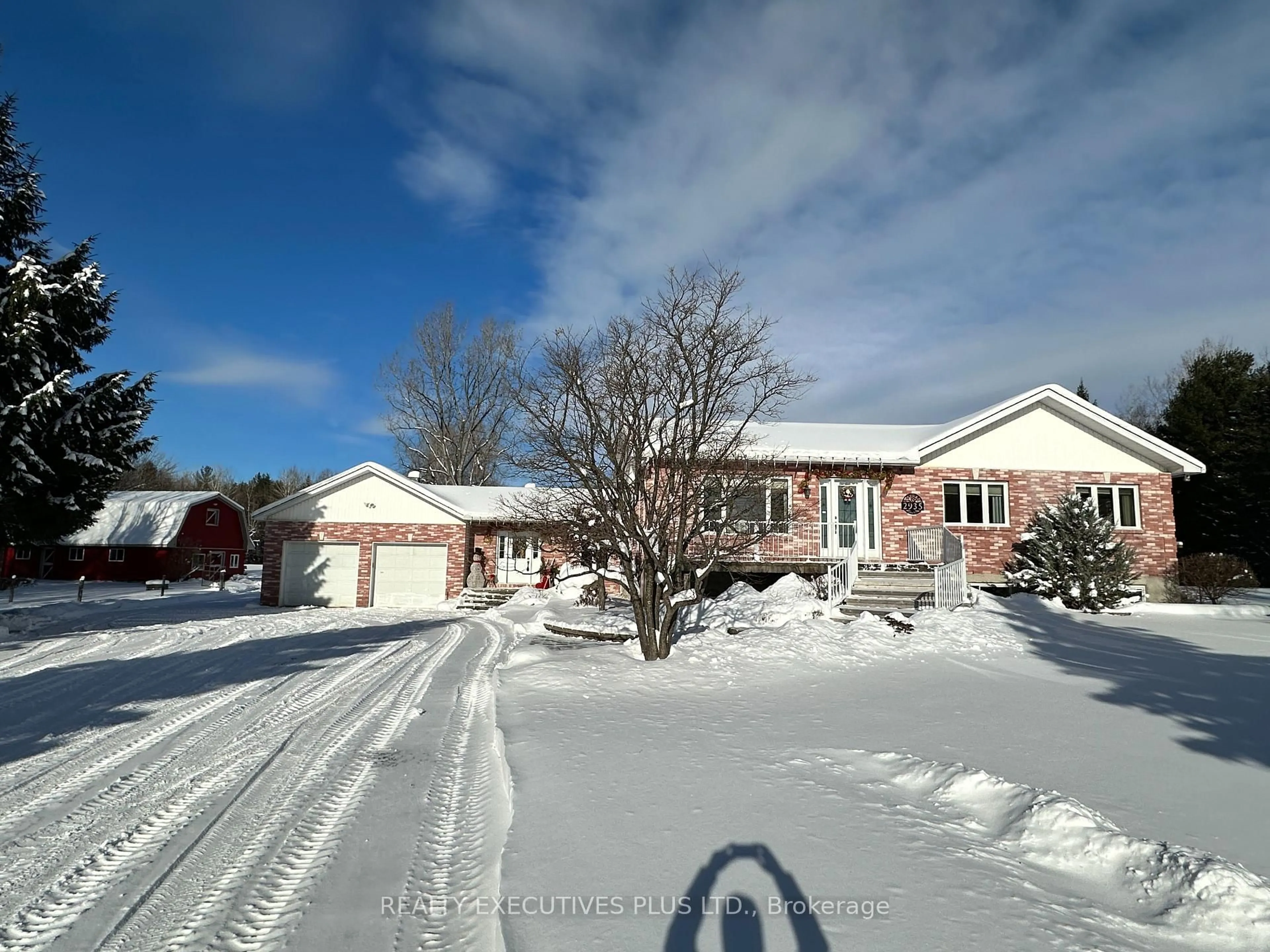 A pic from outside/outdoor area/front of a property/back of a property/a pic from drone, street for 2935 Baseline Rd, Clarence-Rockland Ontario K0A 3N0