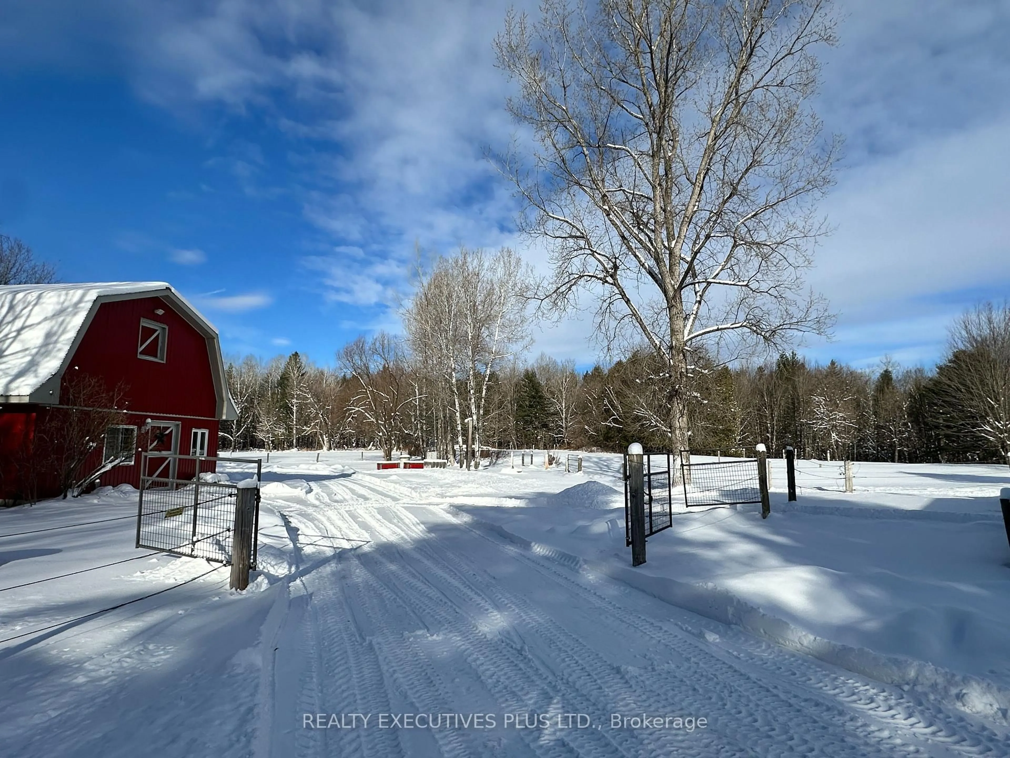 A pic from outside/outdoor area/front of a property/back of a property/a pic from drone, unknown for 2935 Baseline Rd, Clarence-Rockland Ontario K0A 3N0