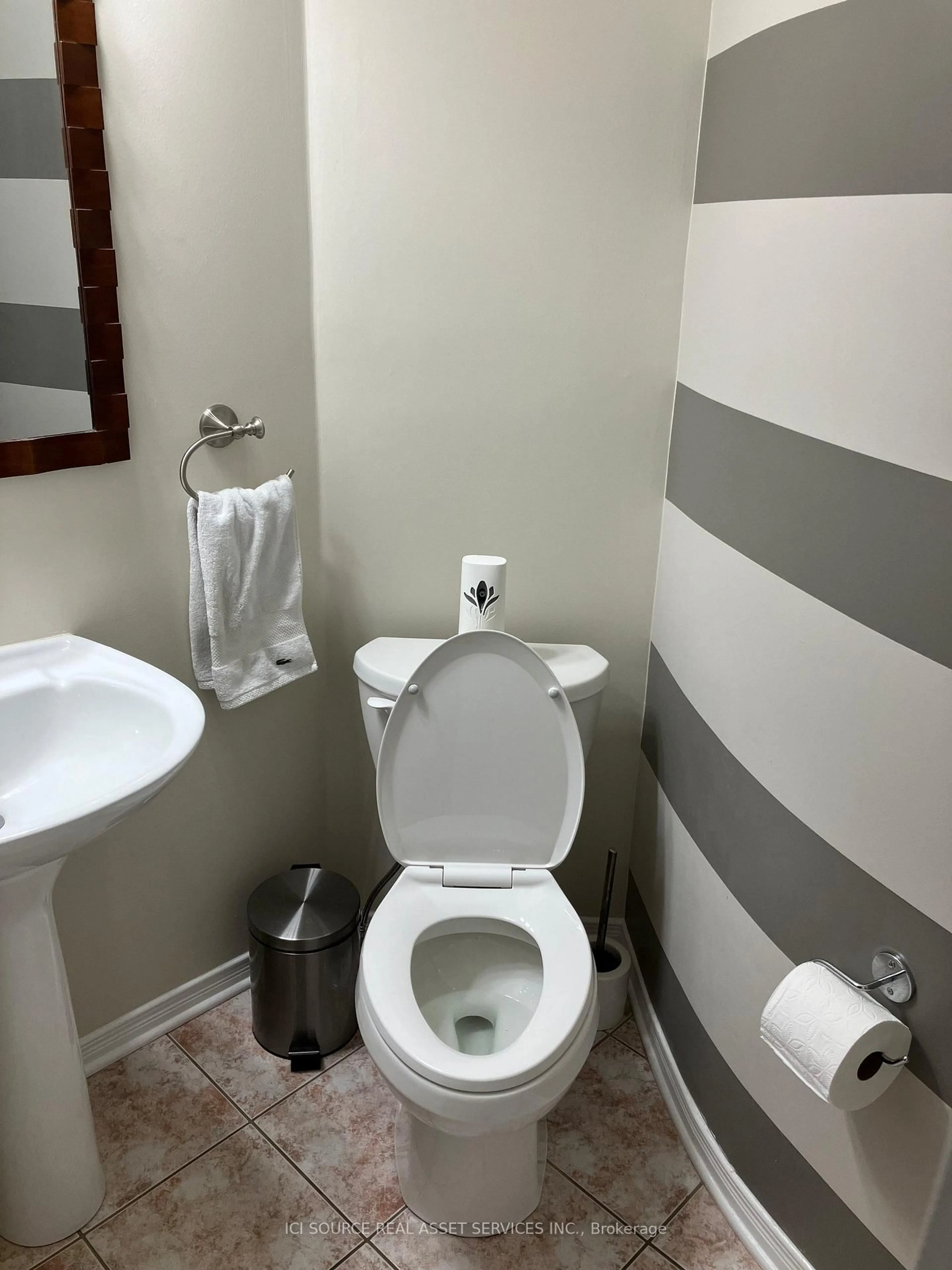 Standard bathroom, floor is not visible for 1493 Lynx Cres, Orleans Ontario K4A 3Y9