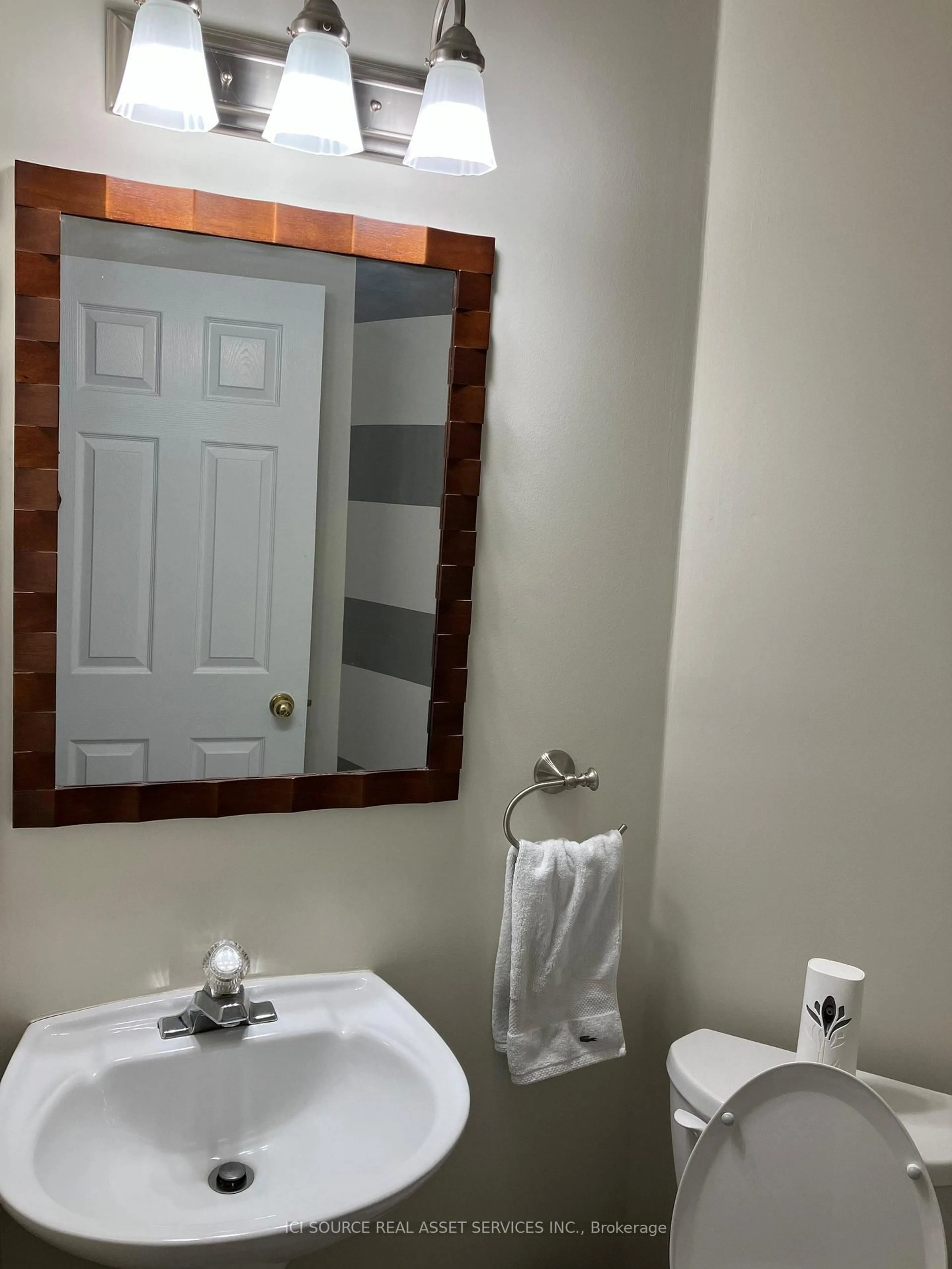 Standard bathroom, unknown for 1493 Lynx Cres, Orleans Ontario K4A 3Y9