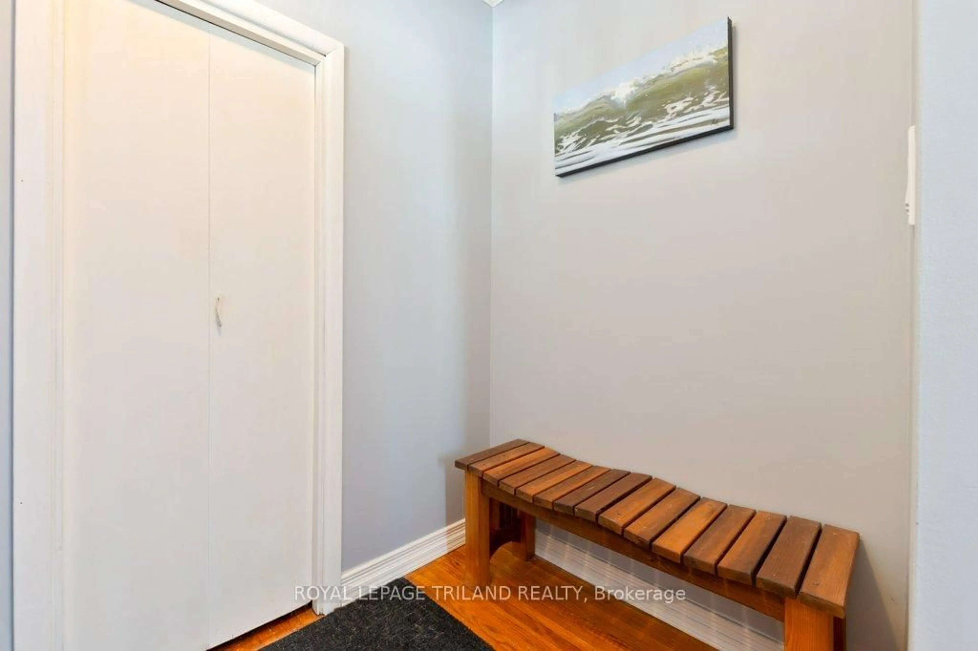 Indoor entryway for 102 Steele St, St. Thomas Ontario N5R 2Y5