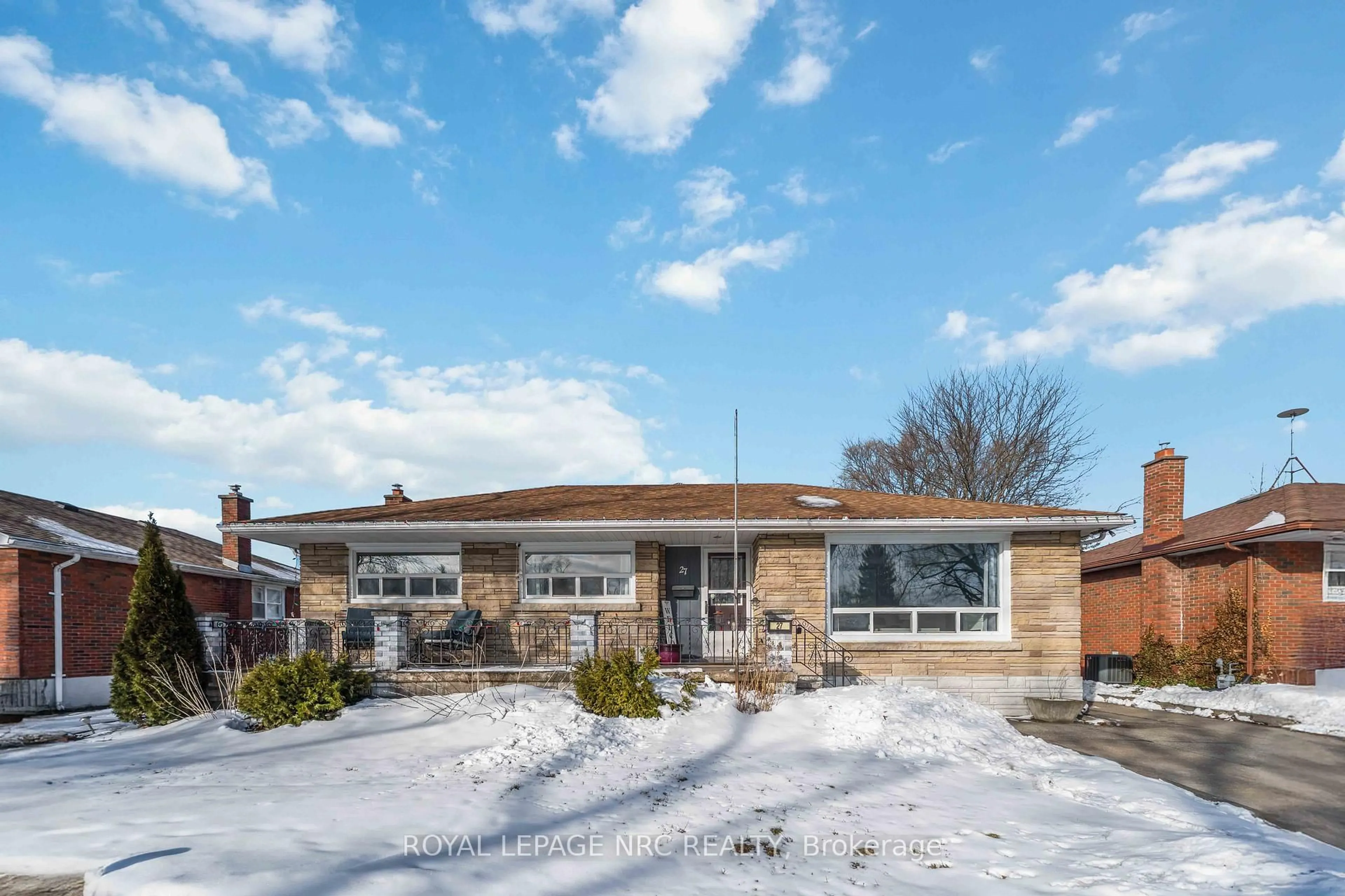 Home with brick exterior material, street for 27 Barron St, Welland Ontario L3C 2K4