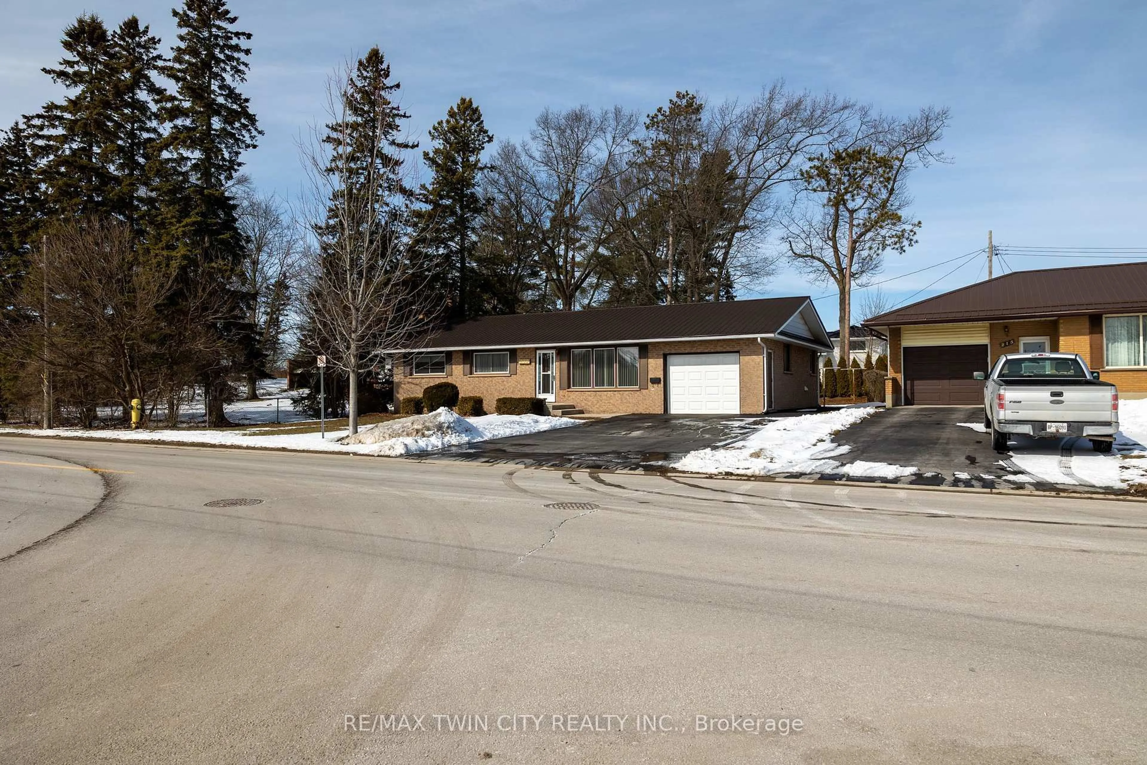 A pic from outside/outdoor area/front of a property/back of a property/a pic from drone, street for 209 ARGYLE Ave, Norfolk Ontario N4B 1J8