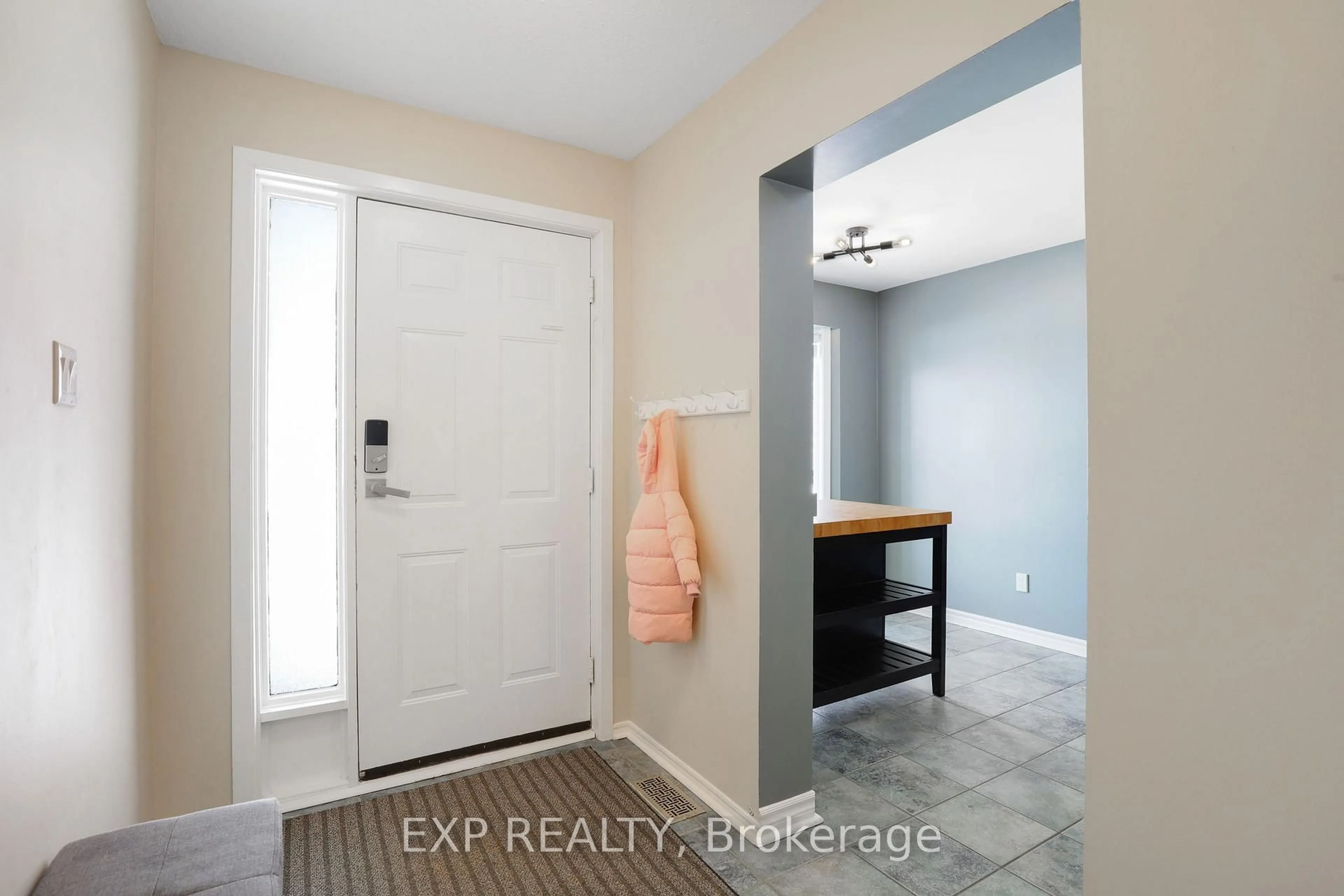 Indoor entryway for 39 Barra Ave, Ottawa Ontario K2L 2R9