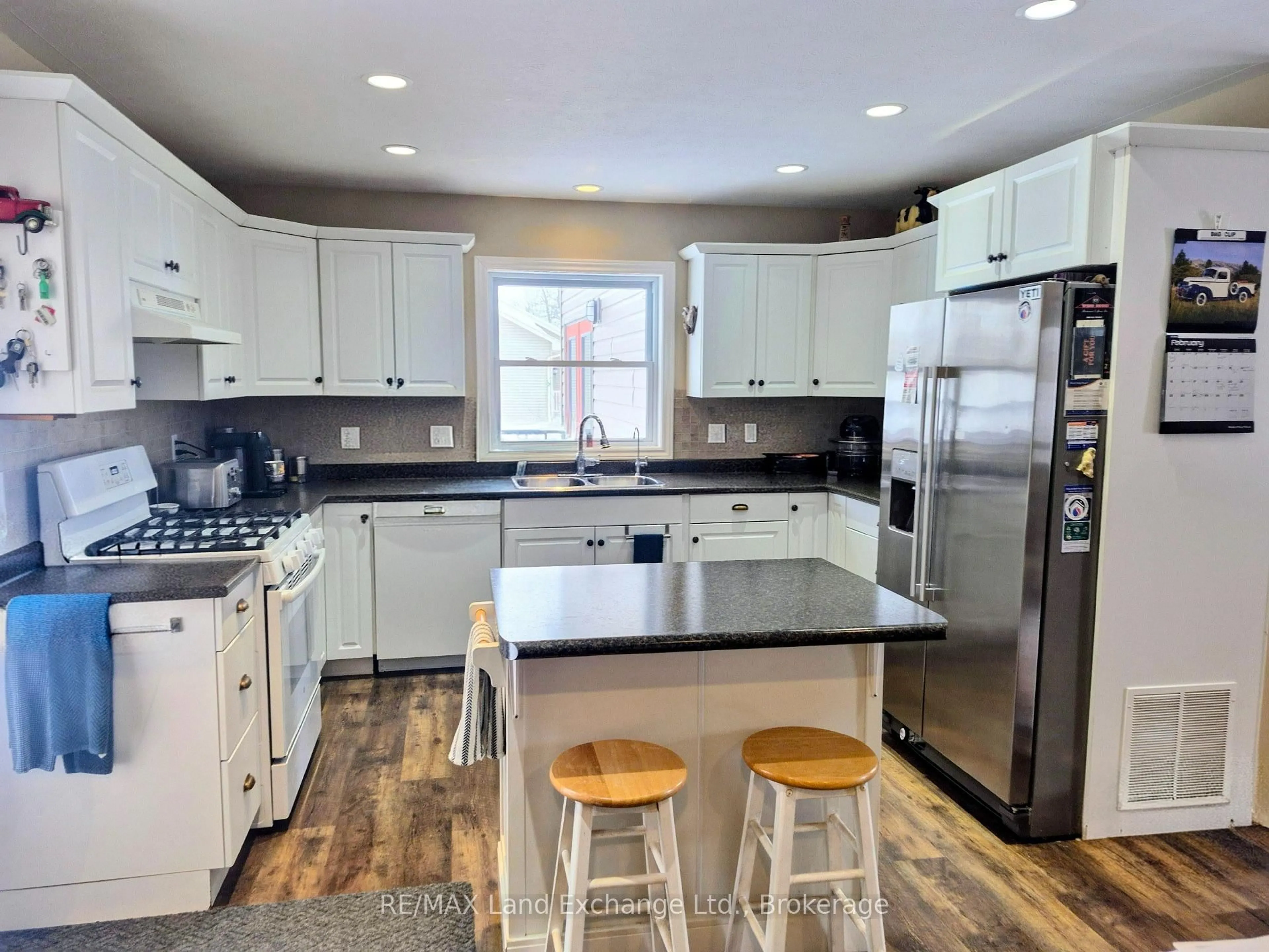 Open concept kitchen, unknown for 484 Ludgard St, Huron-Kinloss Ontario N0G 2H0