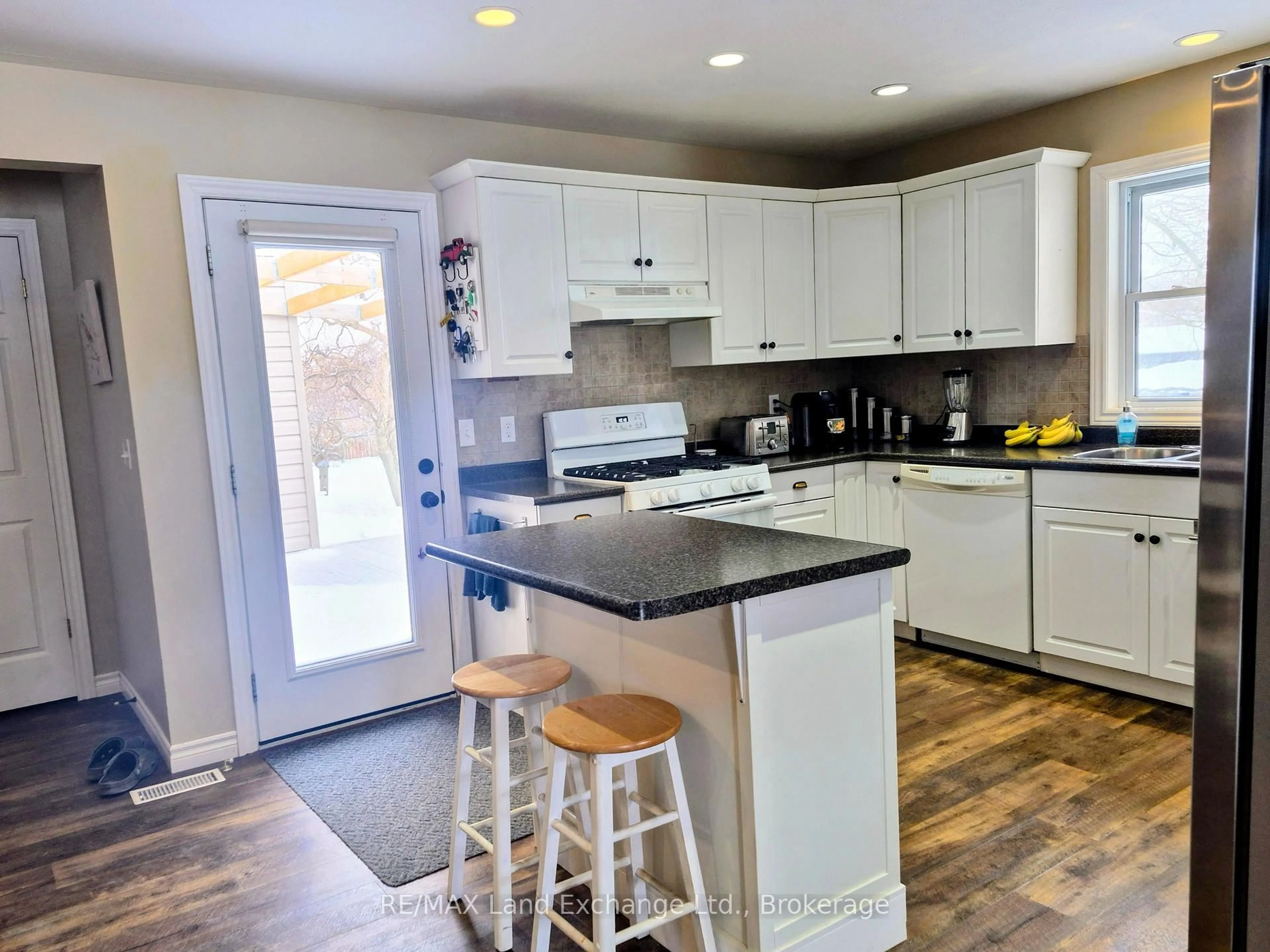Open concept kitchen, unknown for 484 Ludgard St, Huron-Kinloss Ontario N0G 2H0