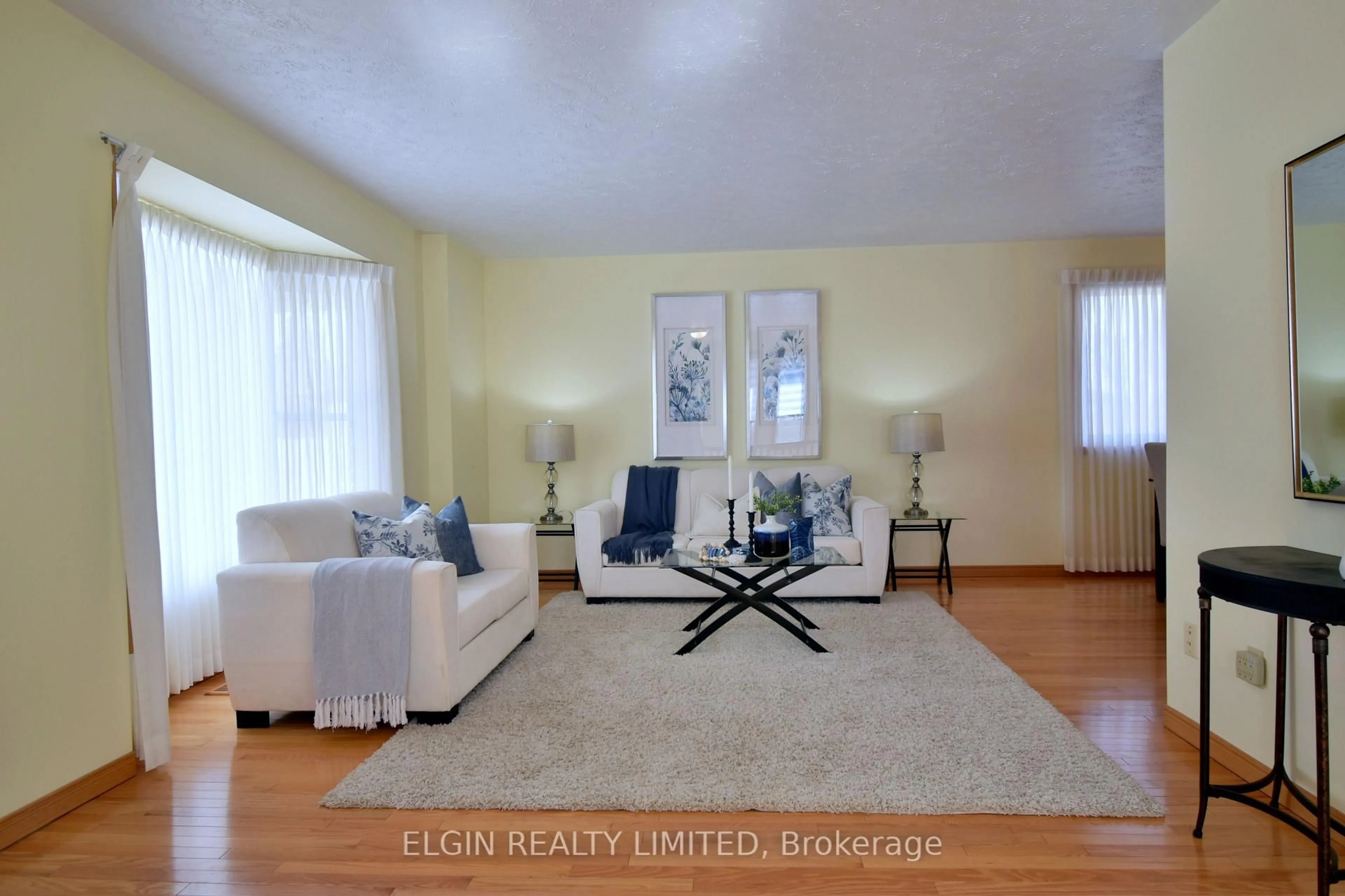 Living room with furniture, unknown for 10 Palmer Crt, St. Thomas Ontario N5R 5Y9