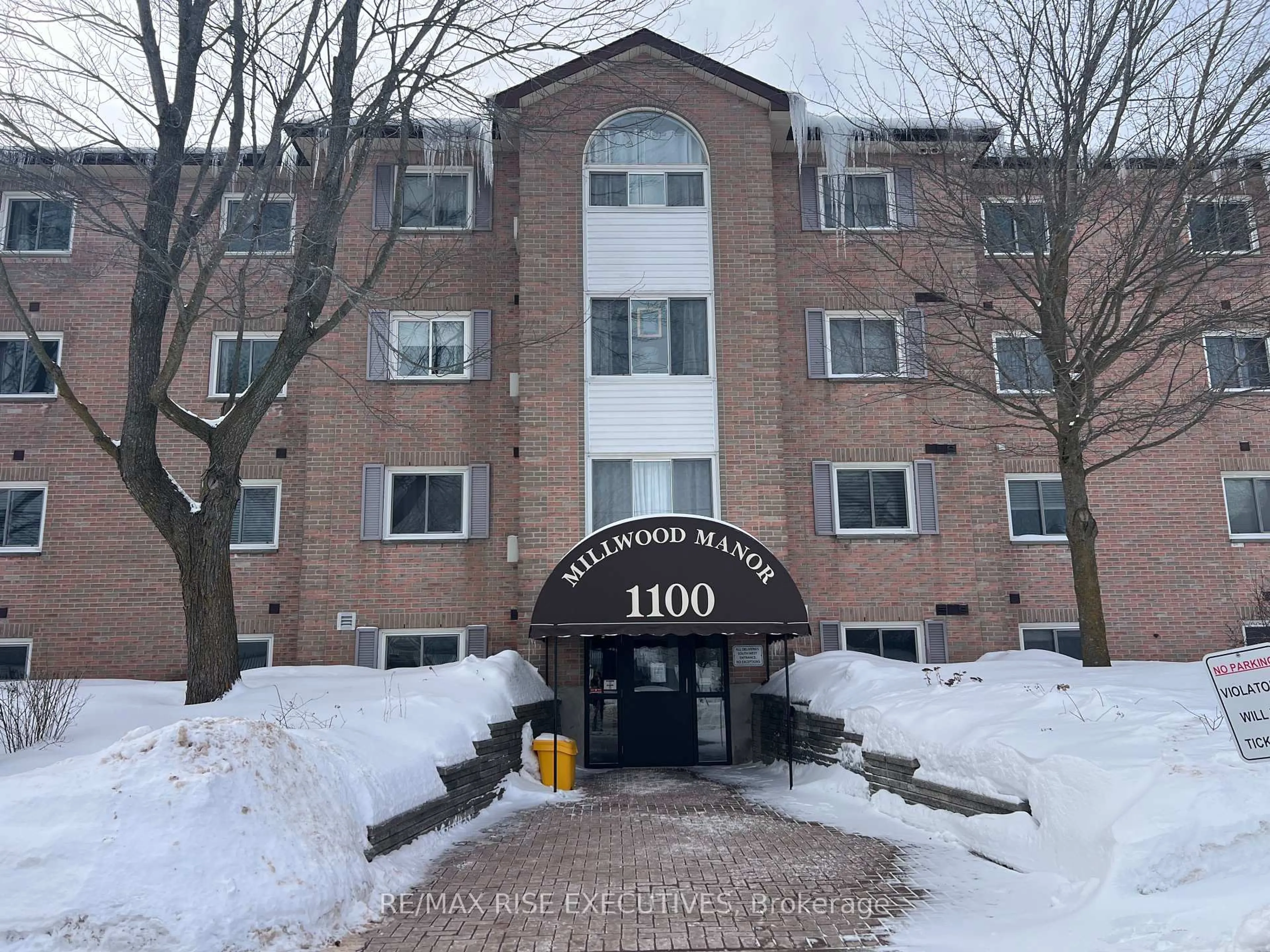 Indoor foyer for 1100 Millwood Ave #110, Brockville Ontario K6V 6Z3