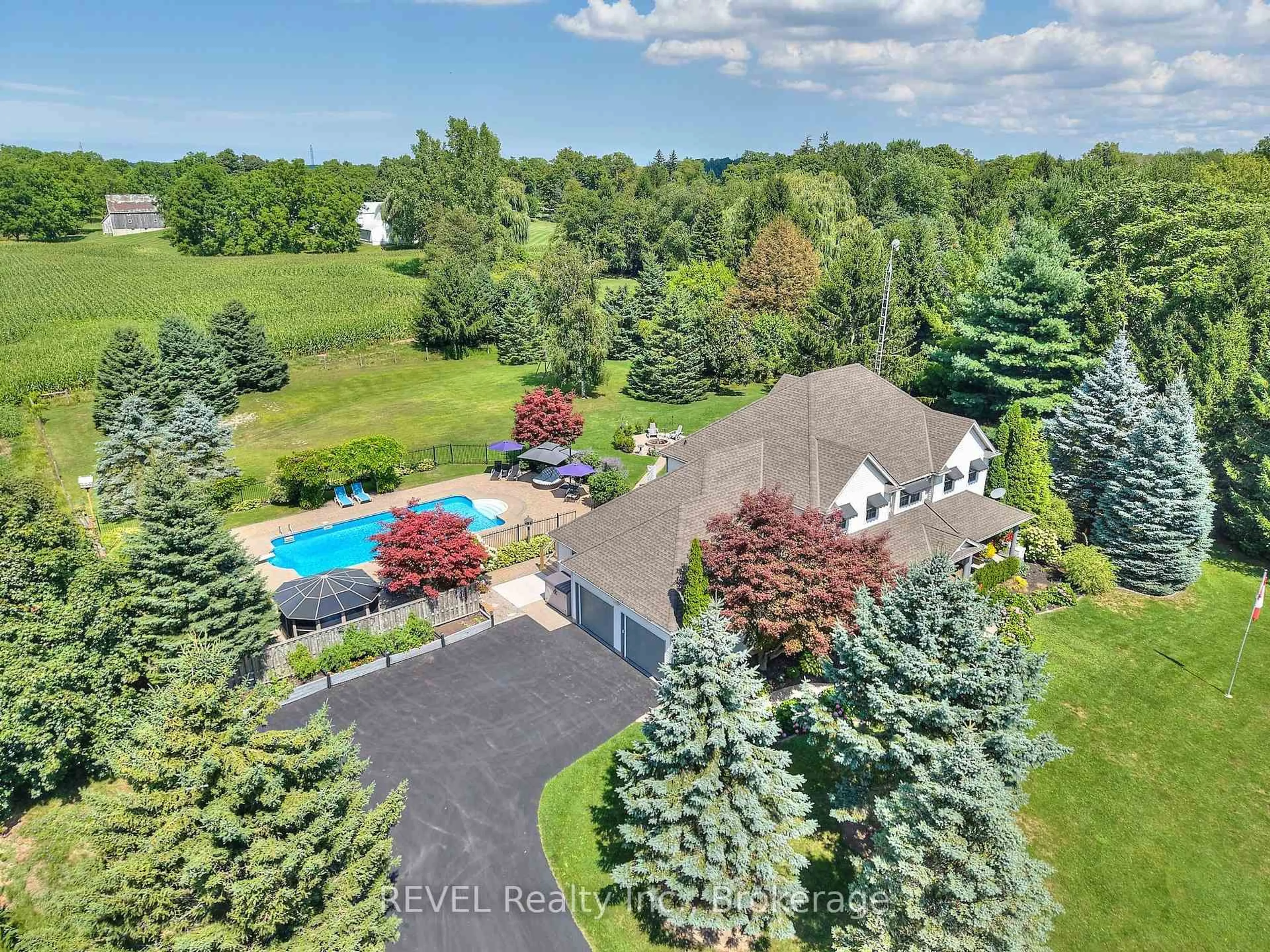 A pic from outside/outdoor area/front of a property/back of a property/a pic from drone, water/lake/river/ocean view for 717 Metler Rd, Pelham Ontario L0S 1C0